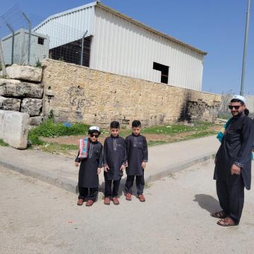 רמדאן במחסום הזיתים, אב וילדיו בבגדי חג