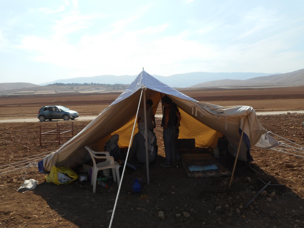 ראס אל אחמר 11.10.16 אוהל המגורים שנתרם על ידי הצלב האדום.jpg