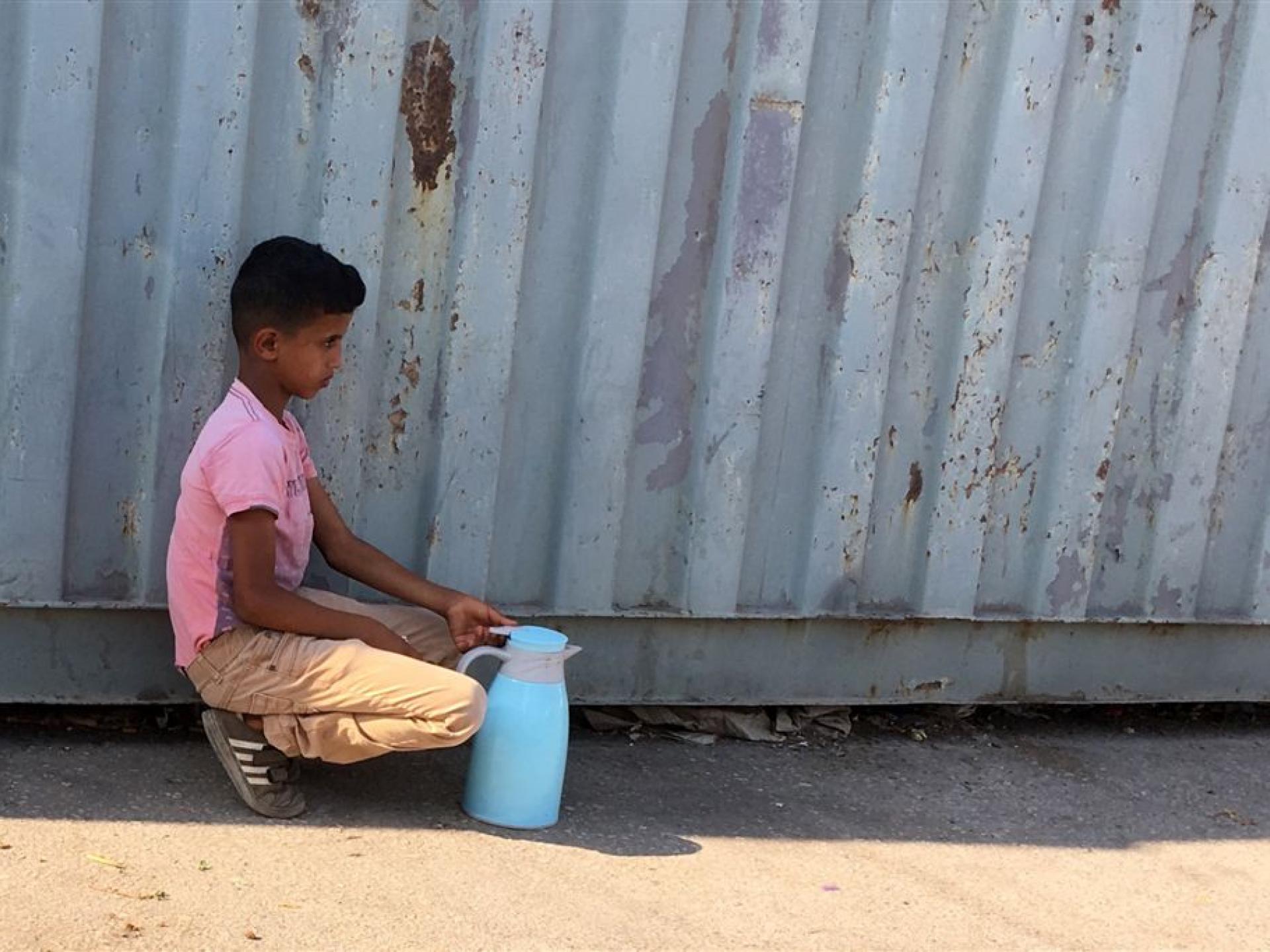 The Barta'a checkpoint: 10-year-old Palestinian child sells coffee
