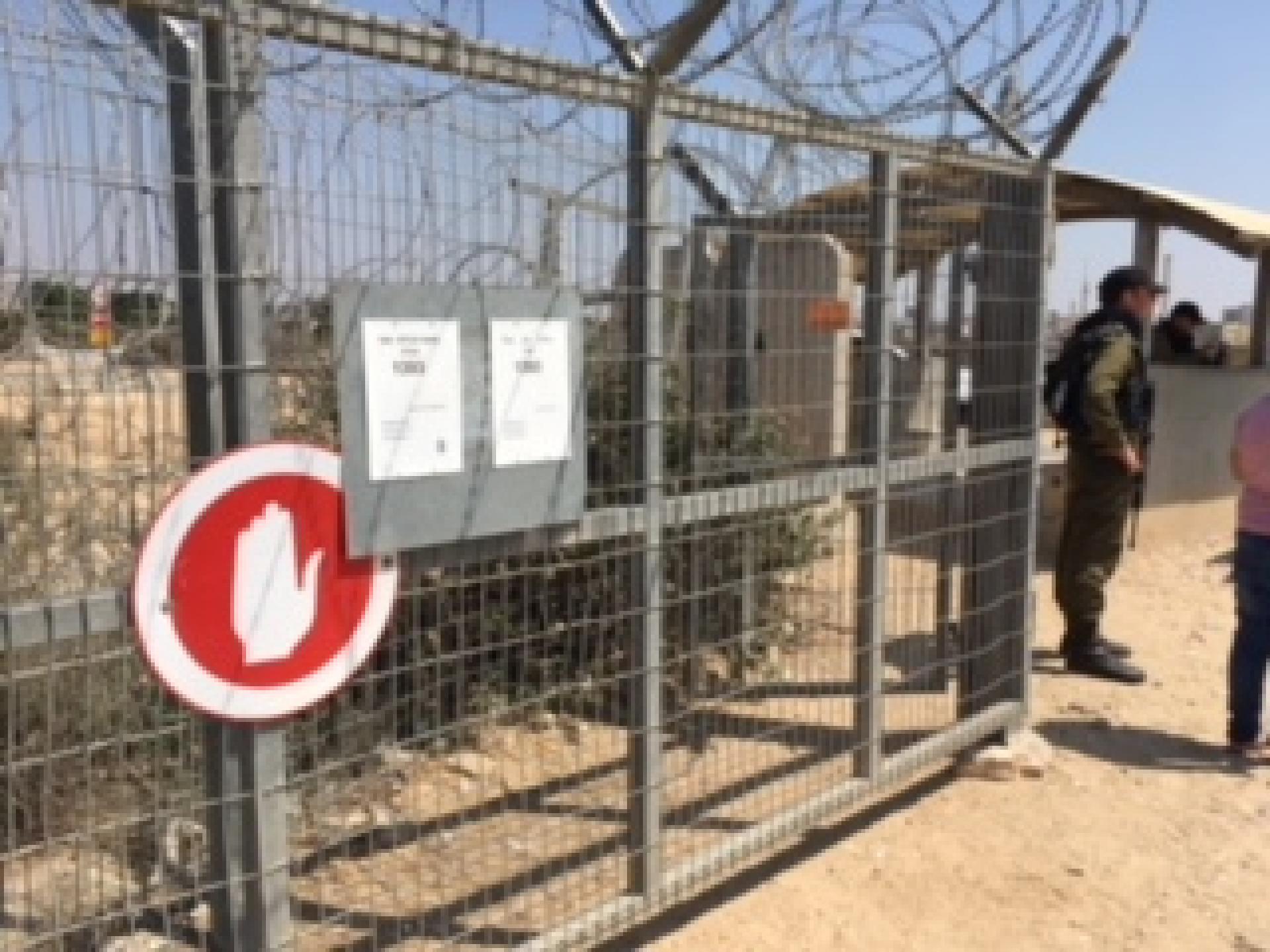 Habla - the sign is visible only when the checkpoint gates are open