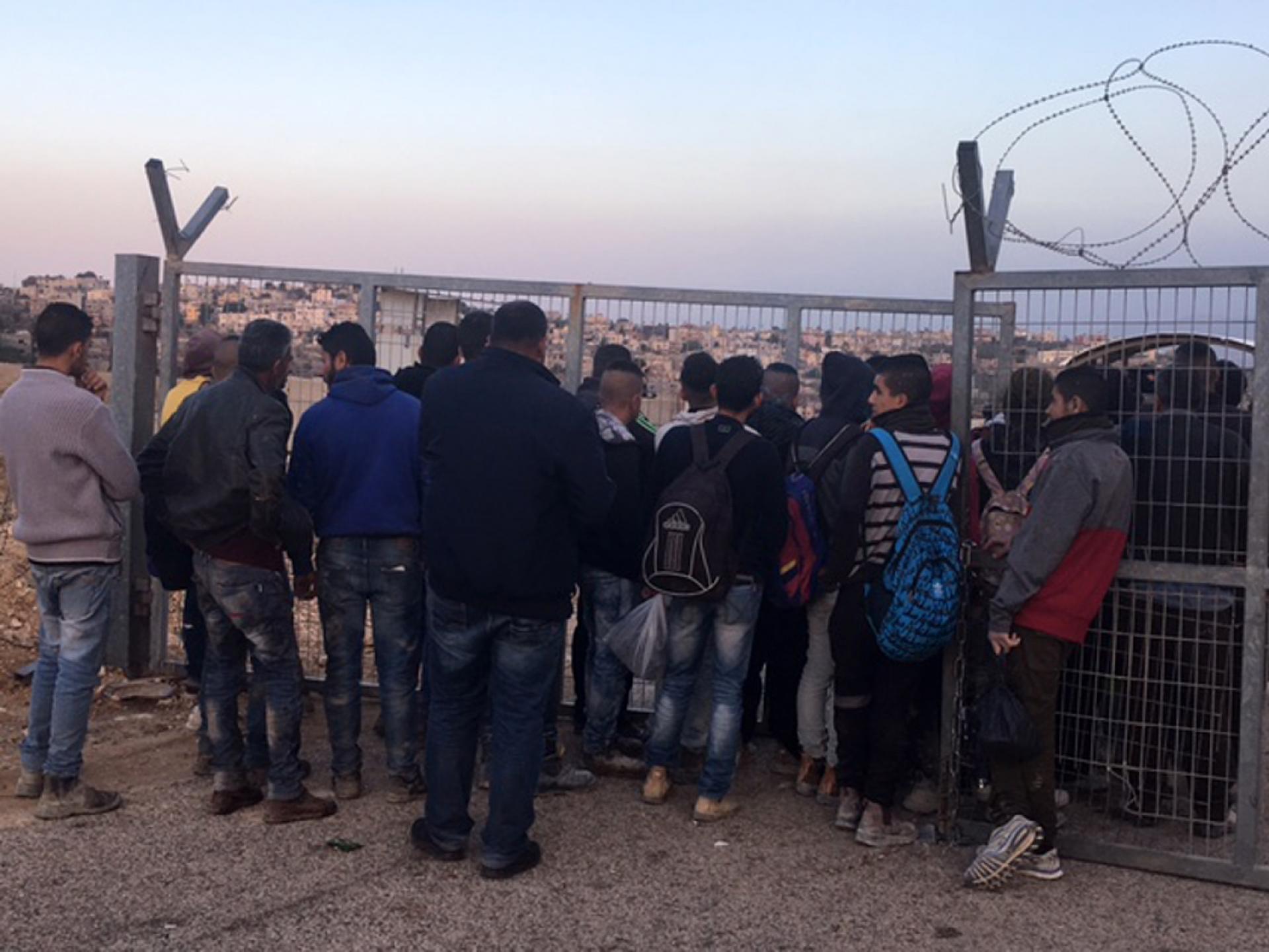 A'anin Checkpoint: People crowding at the gate on the way back to the village