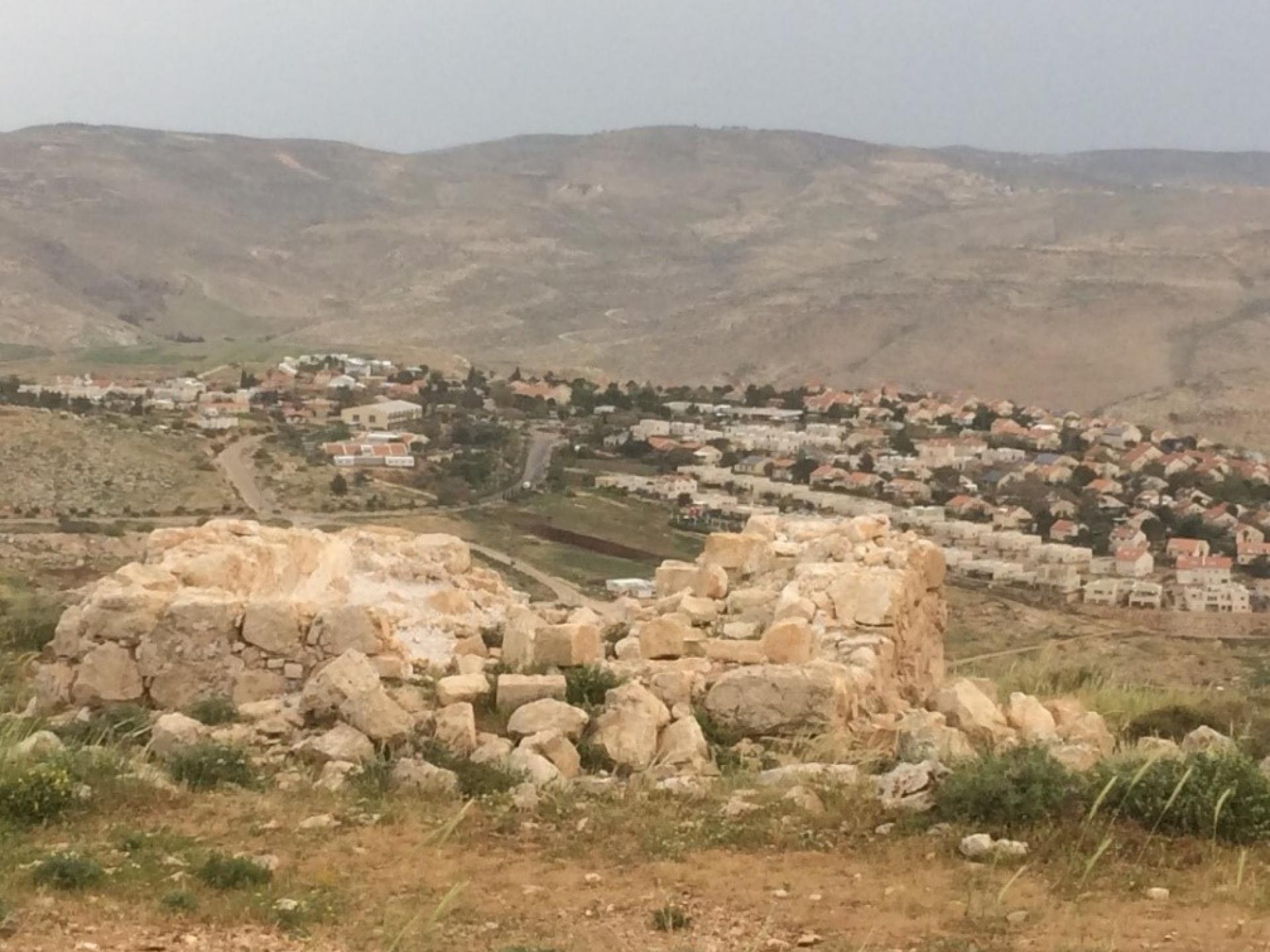 Maqam Sit Zahara 2018: Jewish settler-colony Kochav Ha-Shachar against the background of remains of the maqam