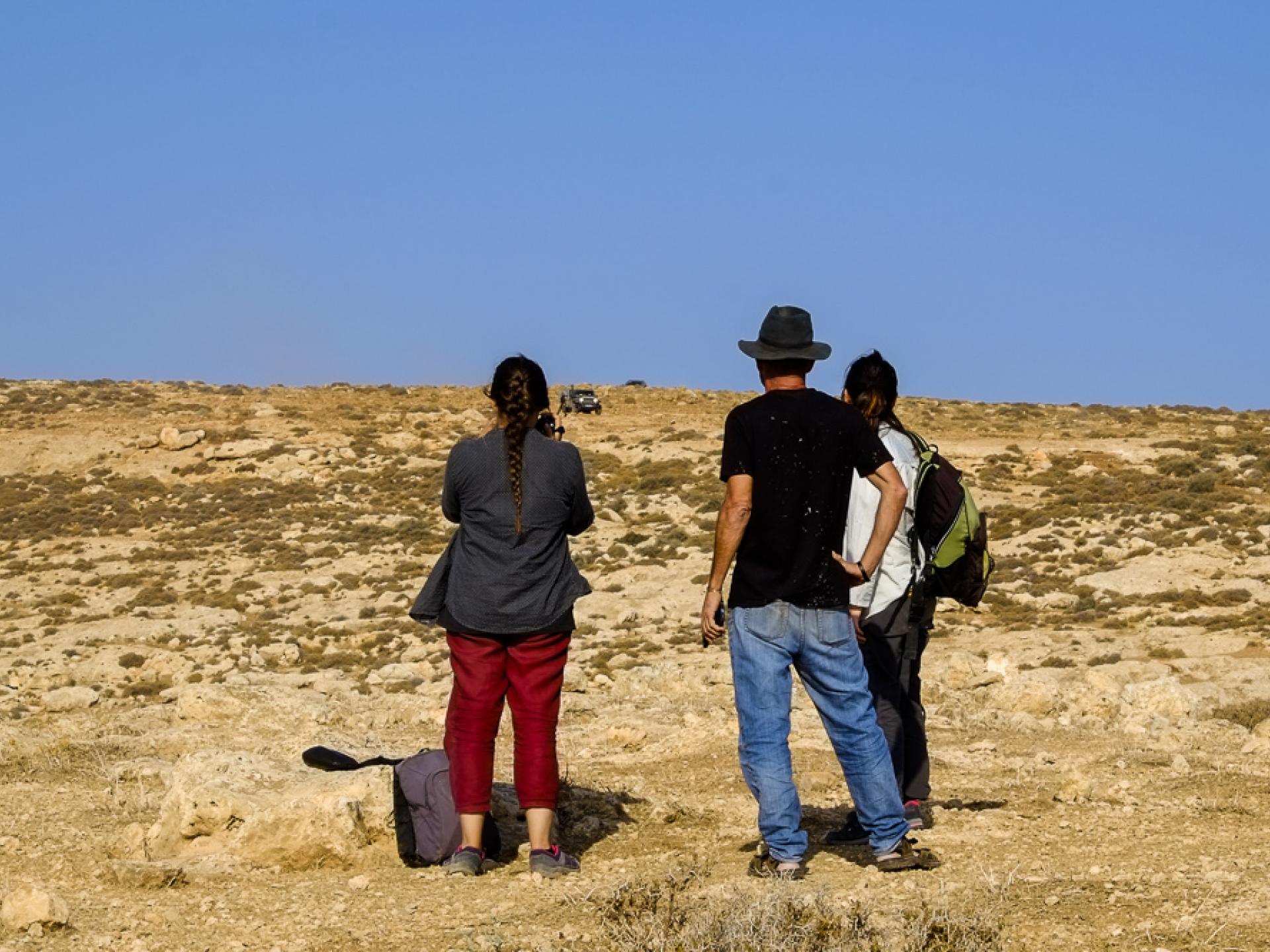 בקעת הירדן, רשאש: פעילי שלום שבאו ללוות את הרועים הנרדפים צופים בג'יפ צבאי מתקרב