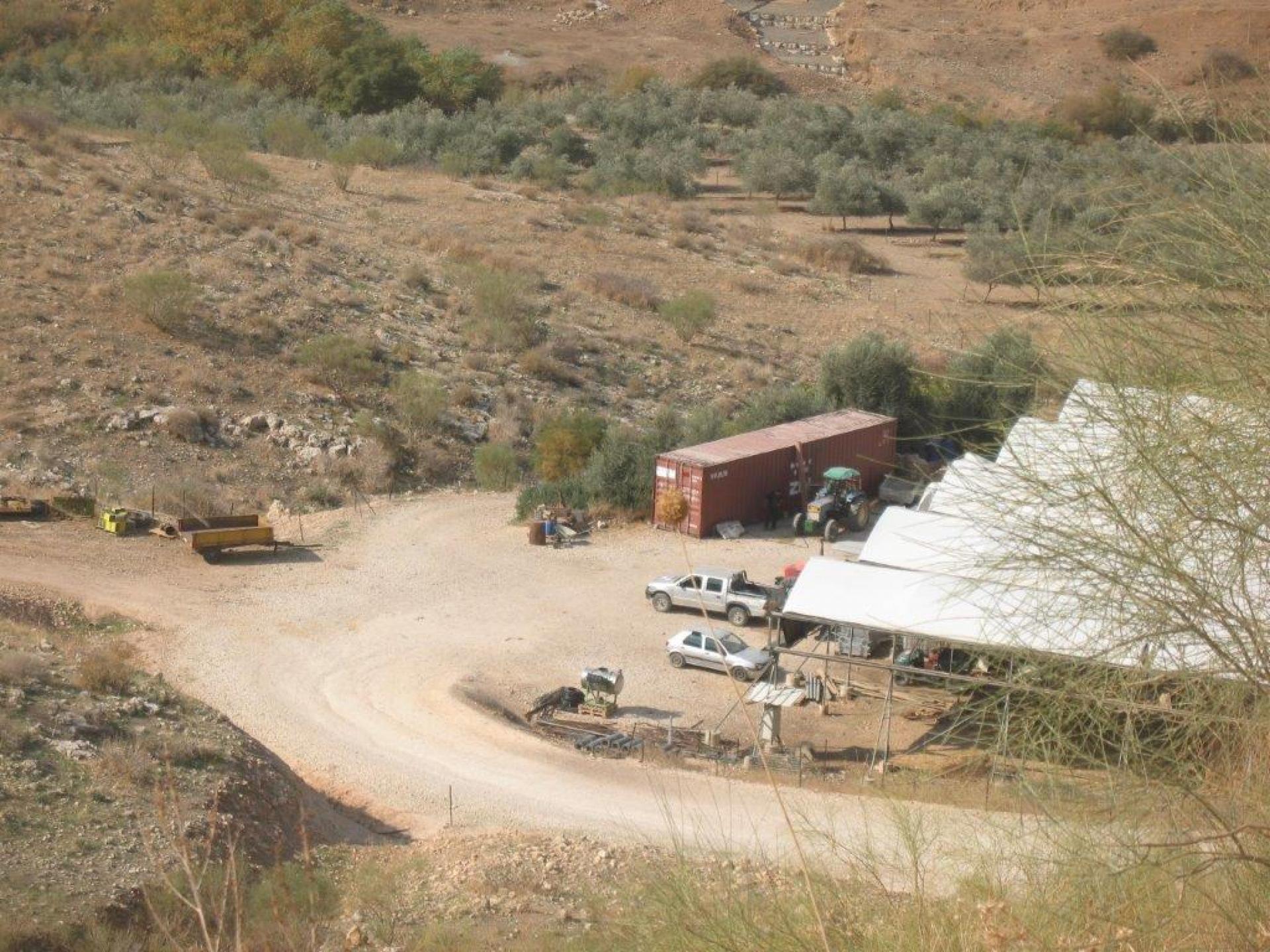 בקעת הירדן: המאחז מדרום לכביש העולה להתנחלות רותם