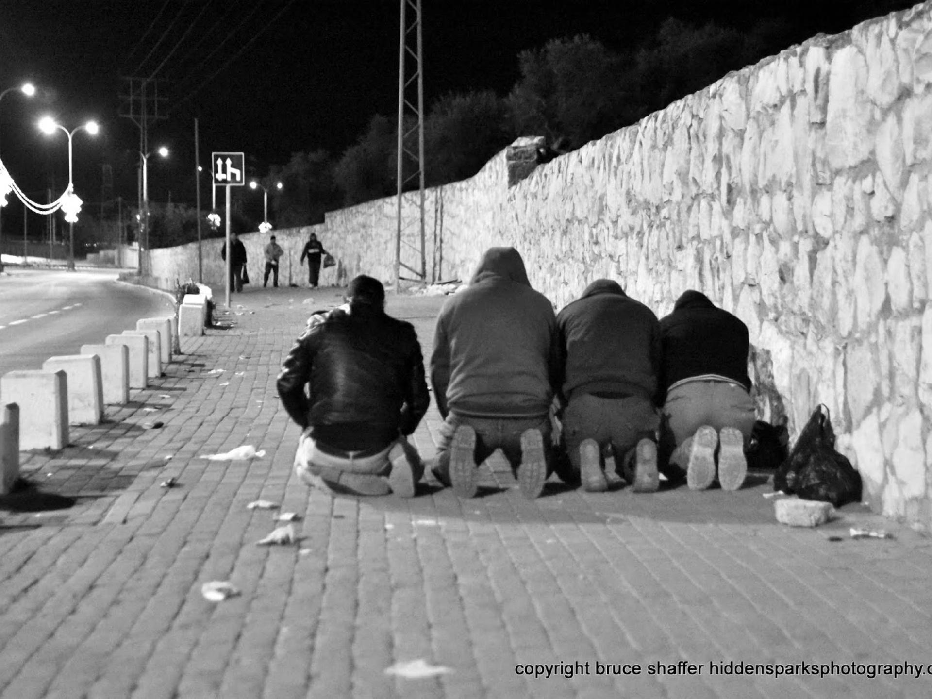 מחסום בית לחם: מתפללים על המדרכה