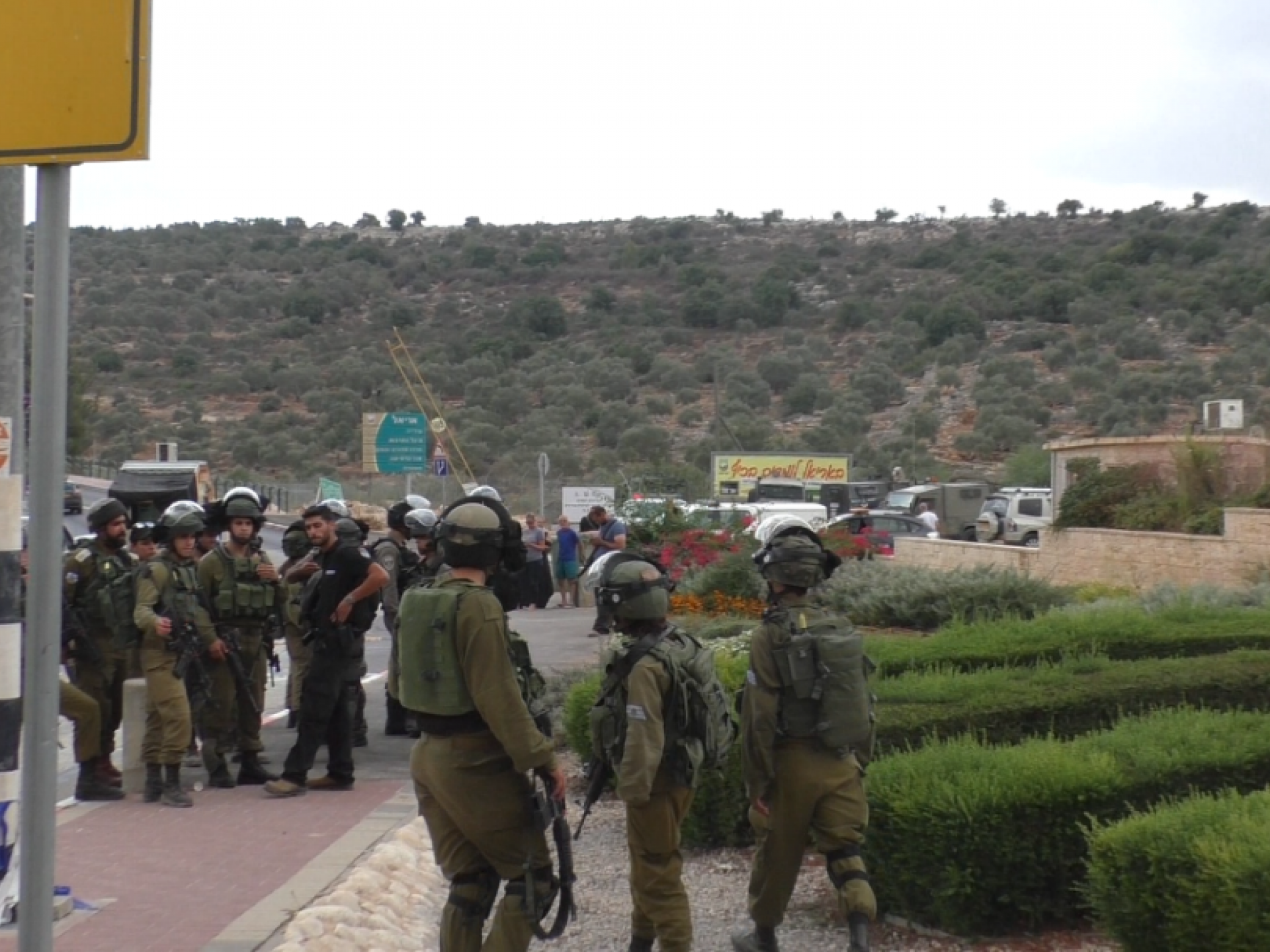 Armed soldiers at the entrance to the Ariel settlement