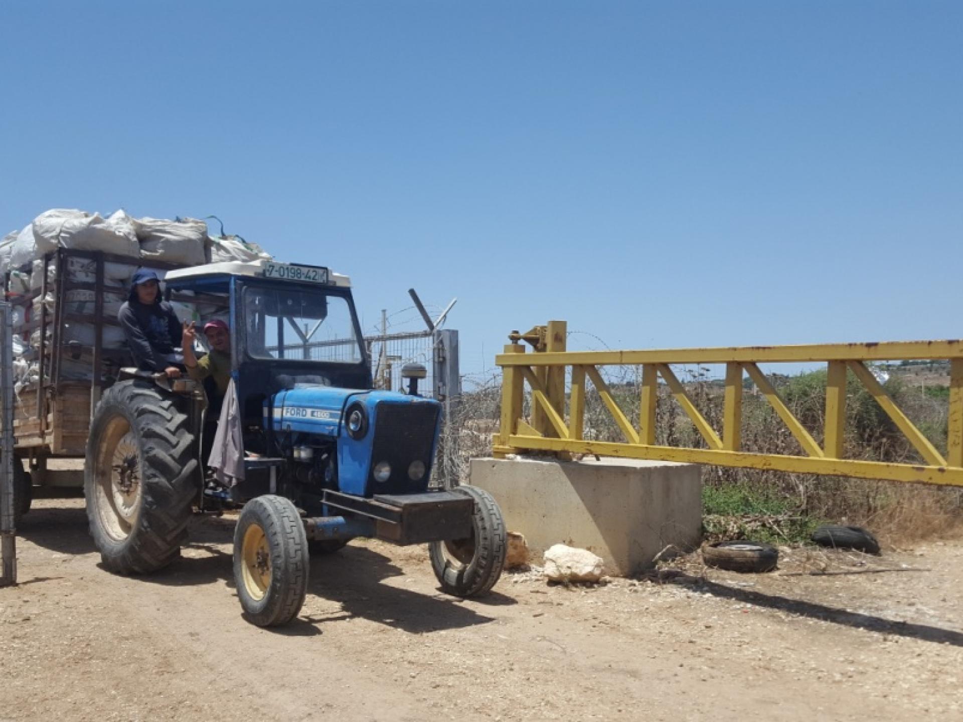 A tractor passing through Falamiya (914) checkpoint
