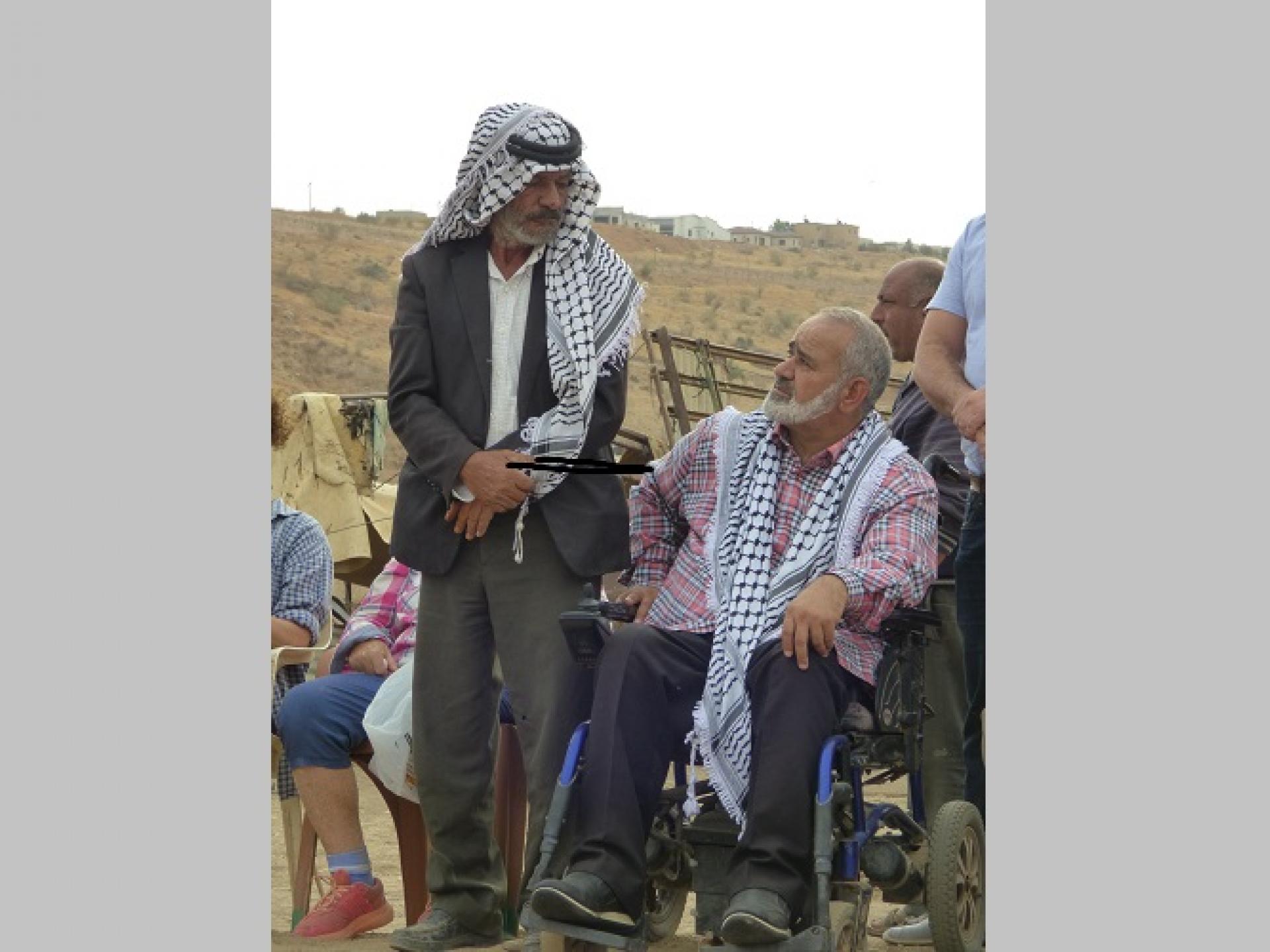 מנהיגי קהילה פלסטינים דיברו אתנו על דאגותיהם הכבדות. בראש הגבעה ברקע, התנחלות חדשה