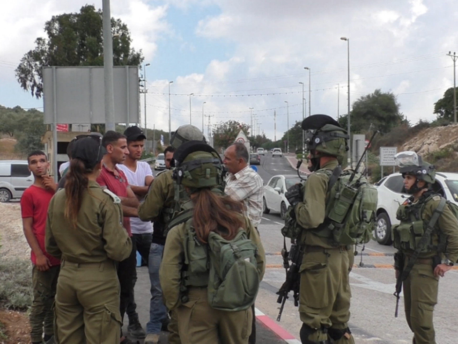 חקלאים פלסטינים ופעילים מול חיילים ישראלים