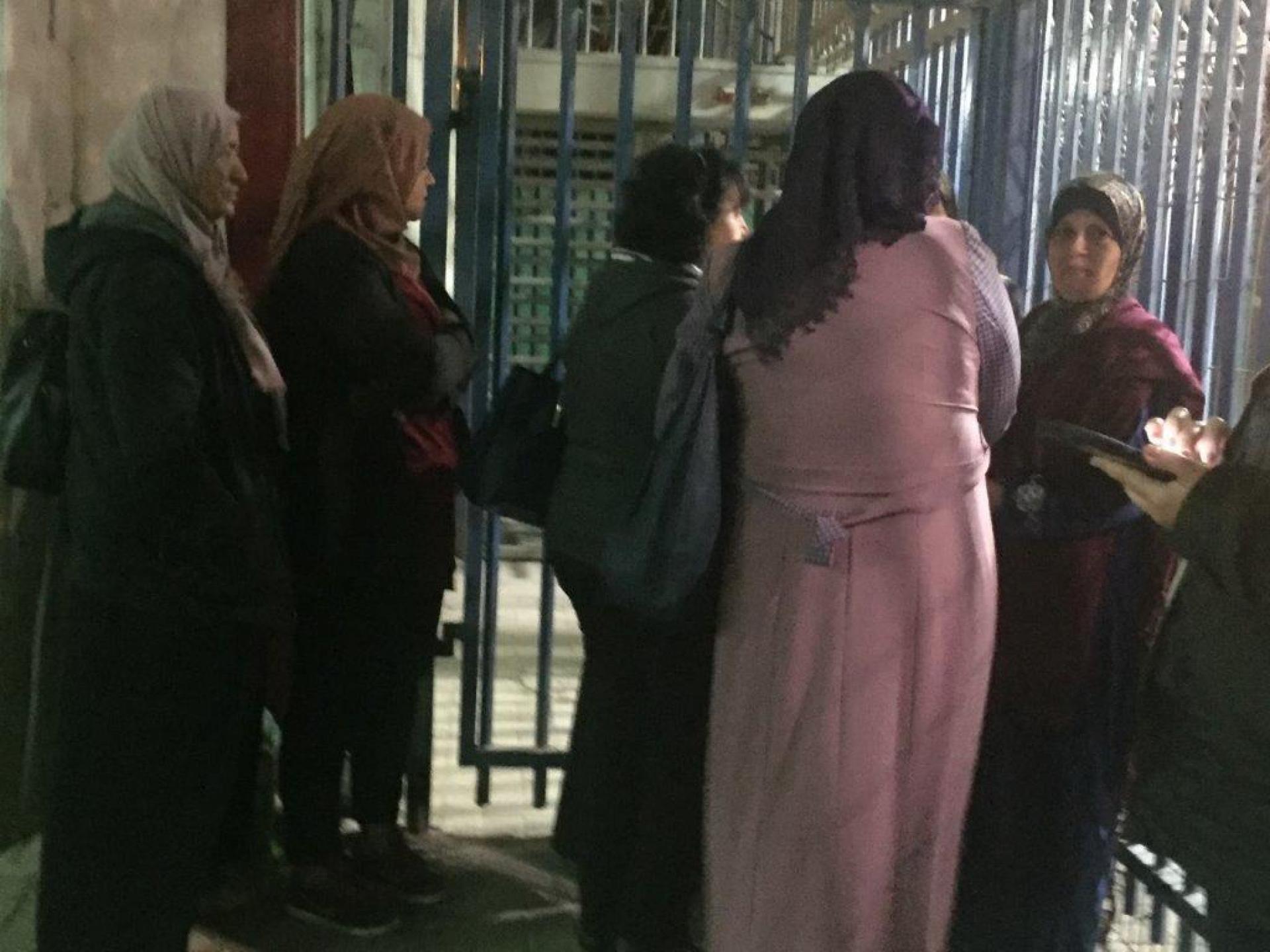 נשים ממתינות לפתיחת השער ההומניטרי
