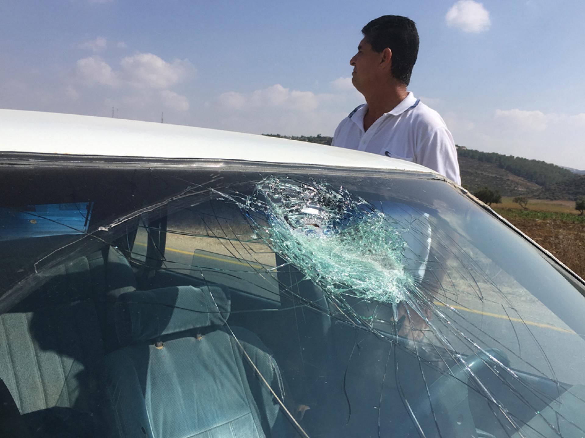 בדרך למחסום יעבד ילדים מנפצים חלון של רכב פלסטיני