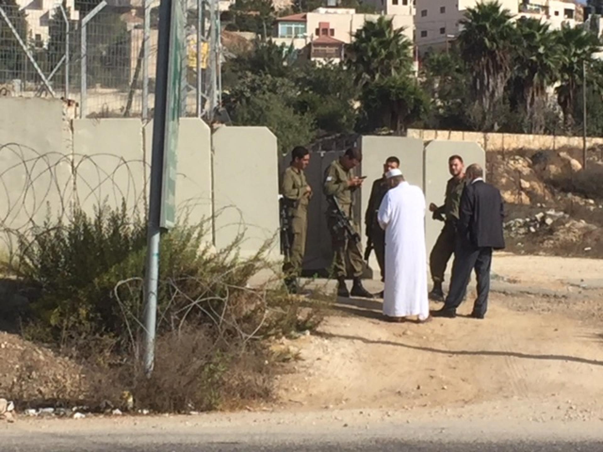 פלסטינים נשואי פנים באו לפילבוקס שבצומת לחפש את תעודת הזהות של הבן