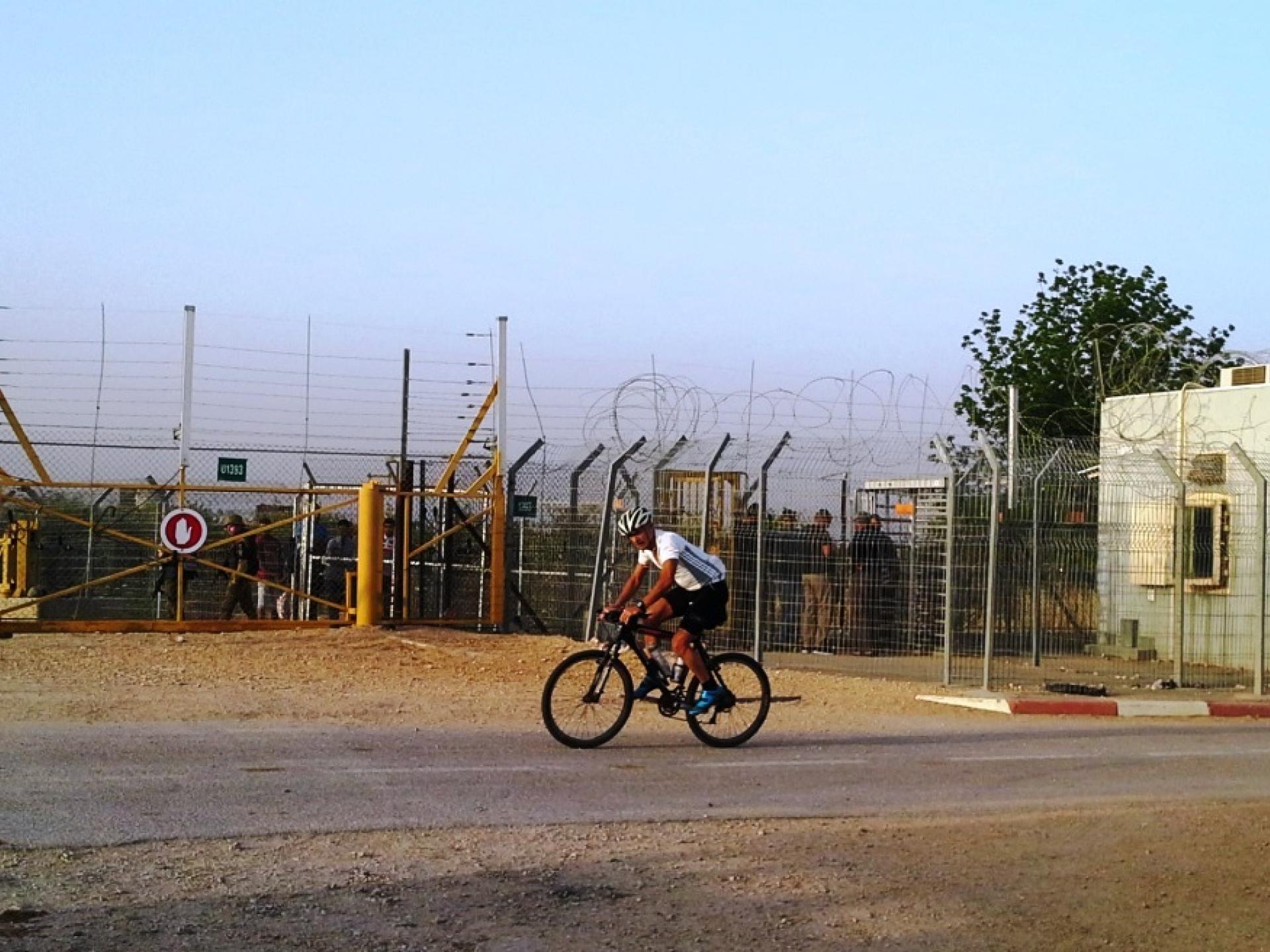 רוכב אופניים על כביש הבטחון ליד מחסום חבלה