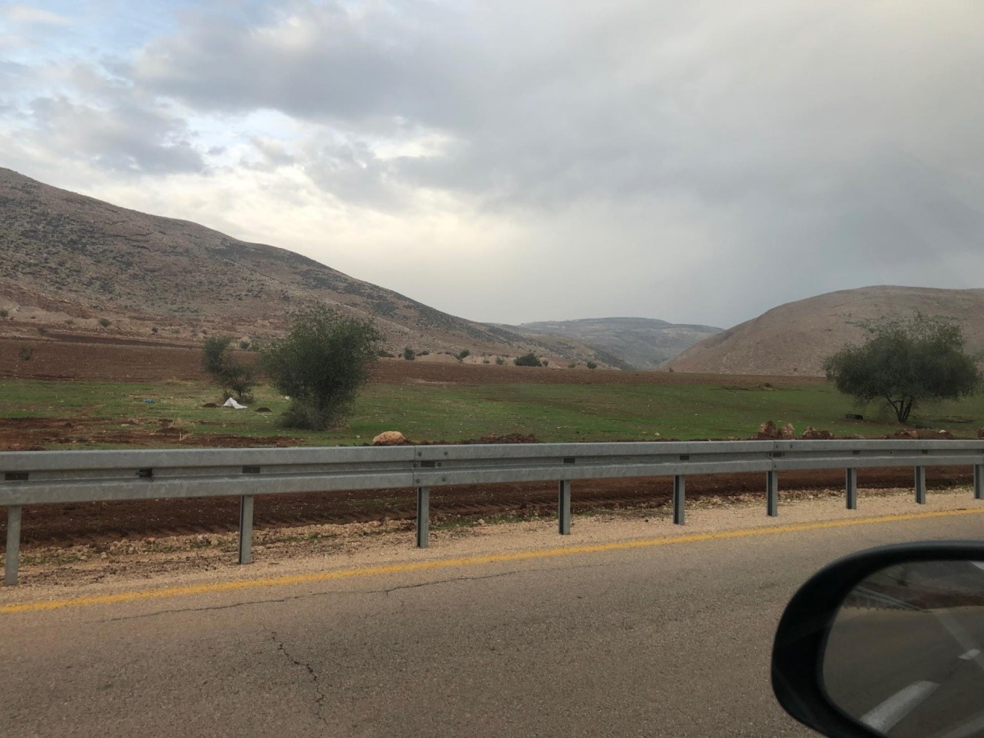בקעת הירדן - יום גשום לפרקים, ההרים החלו להוריק, אפשר לצאת עם הצאן למרעה