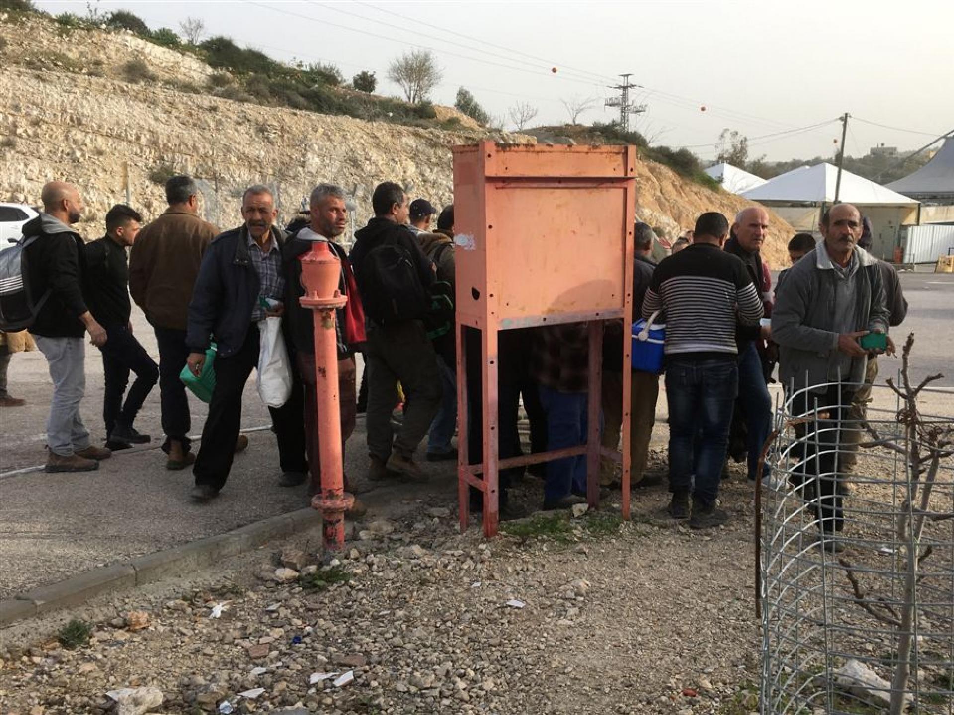 מחסום ברטעה: משמר הגבול מבצע בדיקת פתע לפלסטינים שחוזרים מהעבודה אל ביתם בגדה