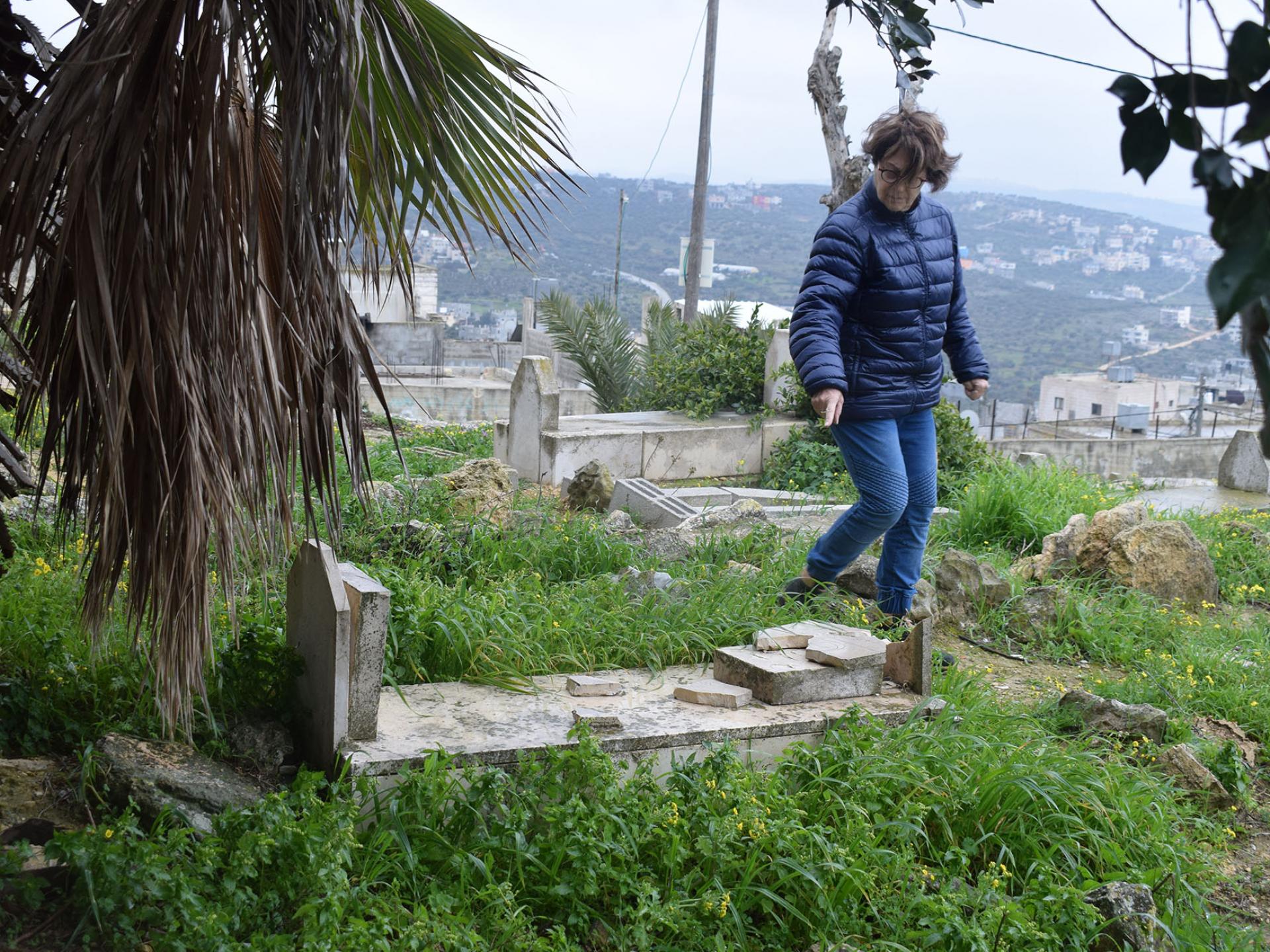 מצבות וקברים של פלסטינים - מנותצים
