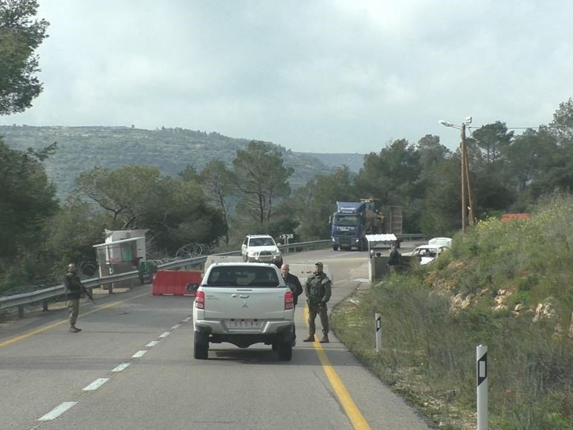 Flying checkpoint on highway 450, before the turn to Deir Nizam
