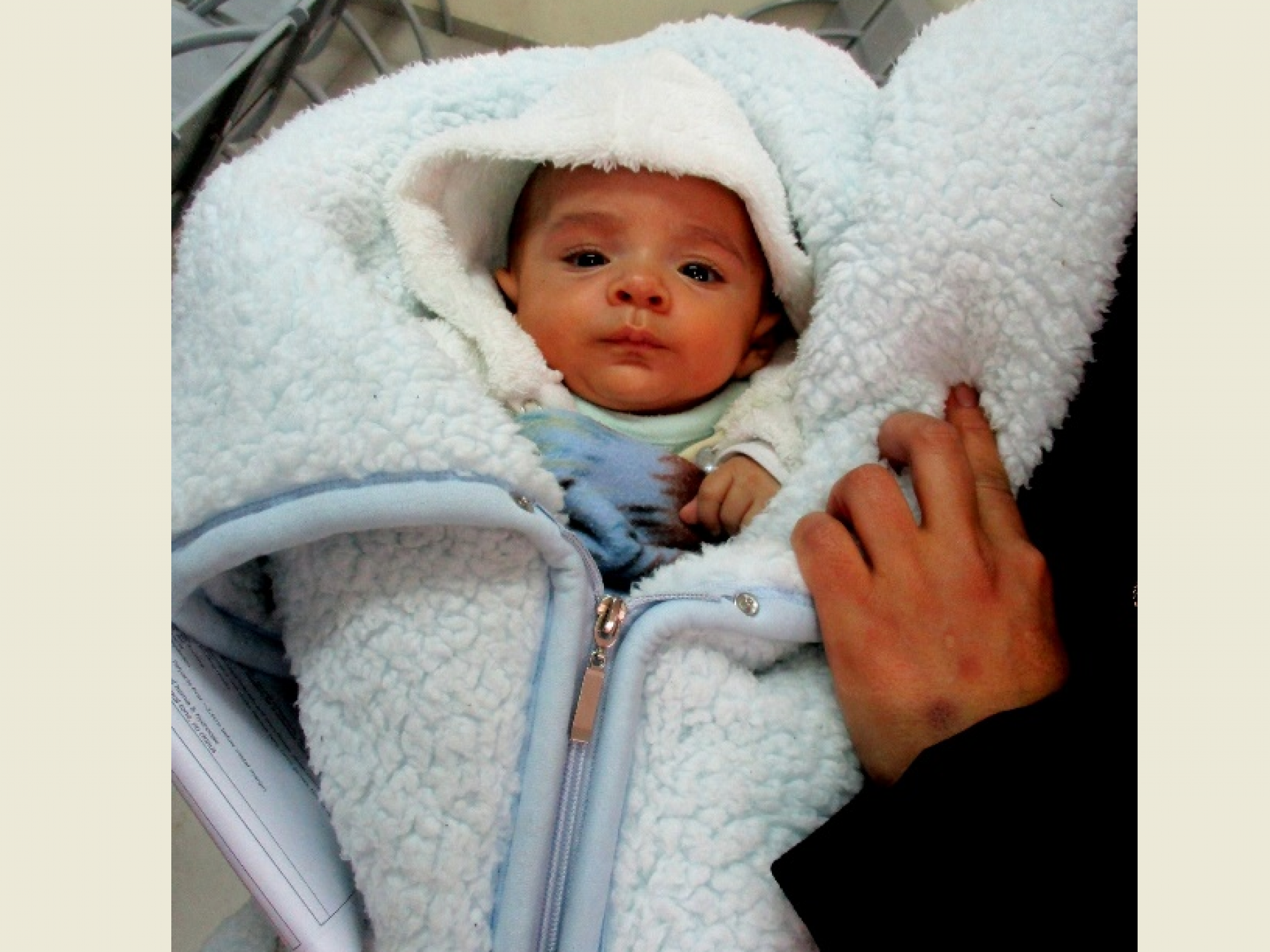 תינוק במחסום קלנדיה בדרך מבית החולים בחברון לביתו בעזה
