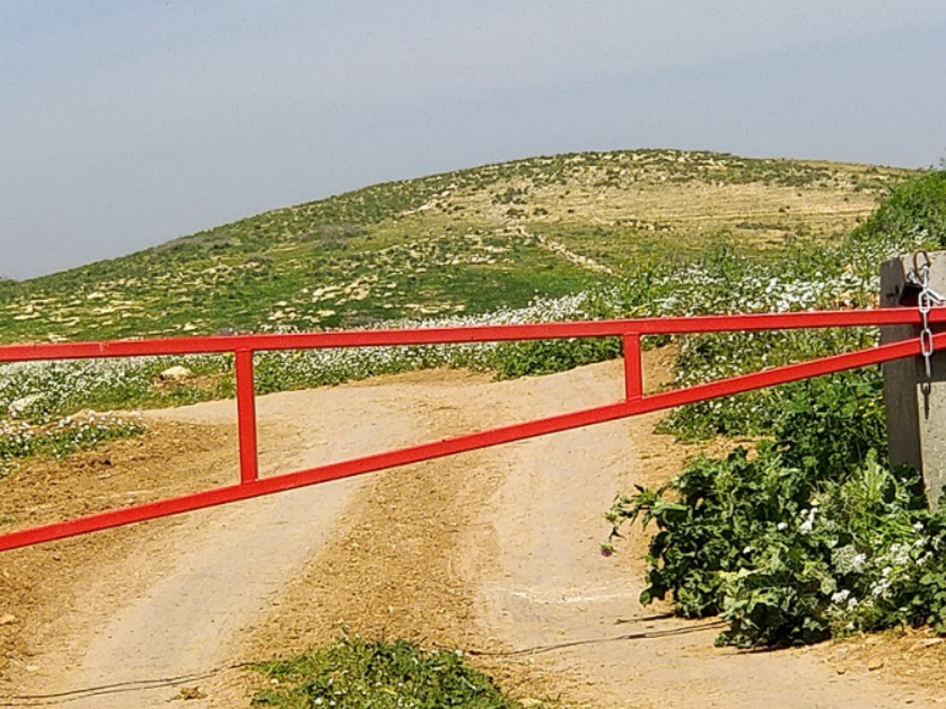 Palestinian Jordan Valley: the renewed Gokhia Gate blocks passage between the western and eastern parts of the West Bank
