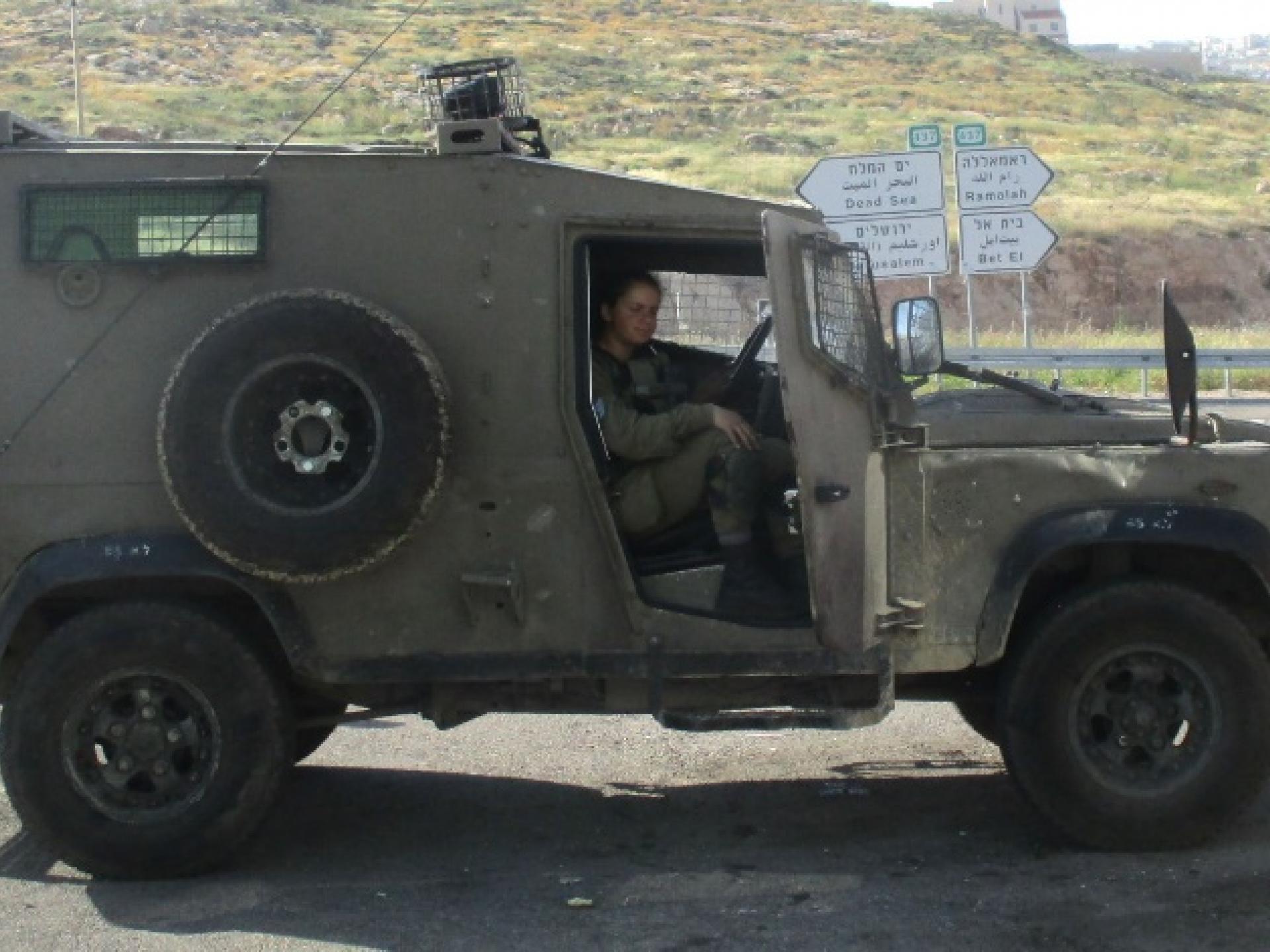 רכב צבאי מאויש מפגין נוכחות