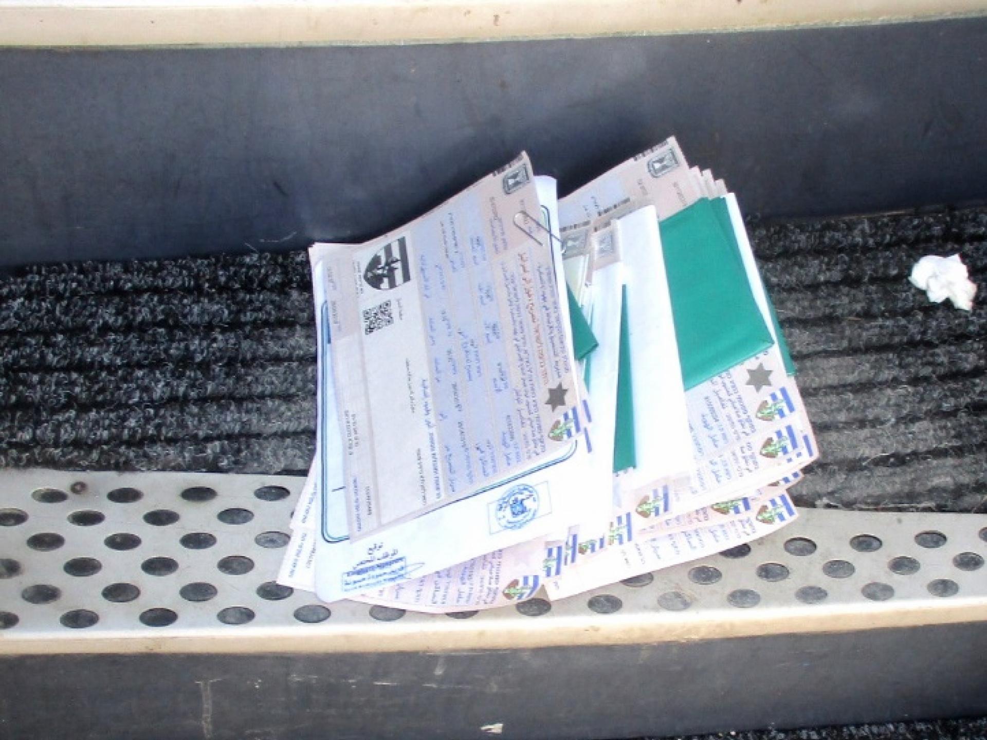 חבילת תעודות ומסמכים של הנוסעים לעזה