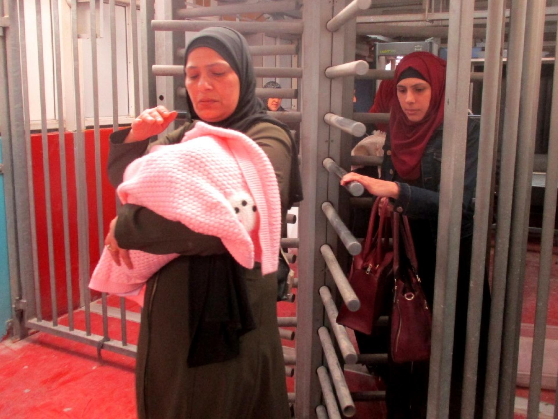 נשים עוברות לבדיקה חוזרת במחסום הישן.
