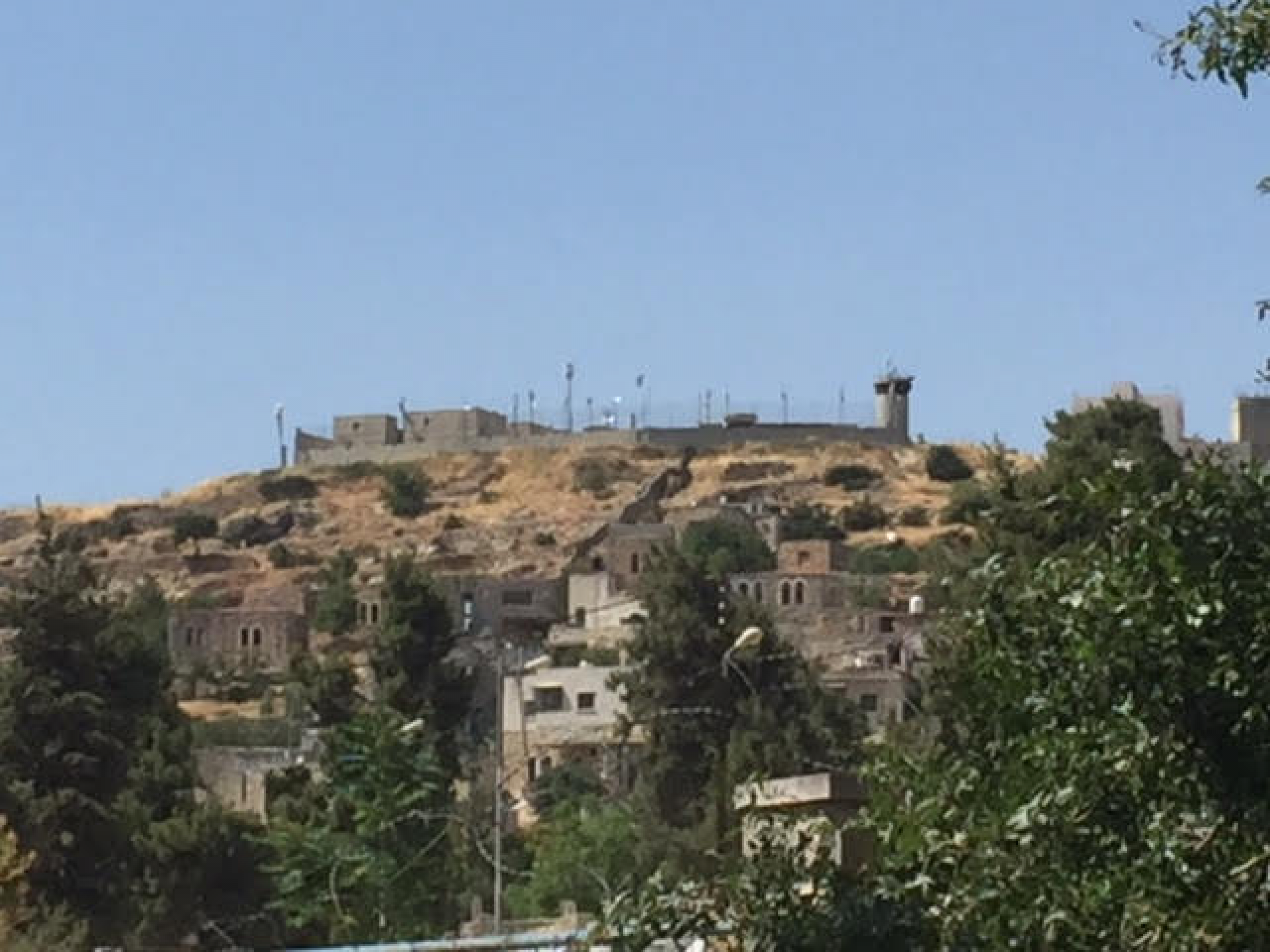 הבסיס הצבאי של צה"ל בתוך שכונת אבו סנאן באזור H1