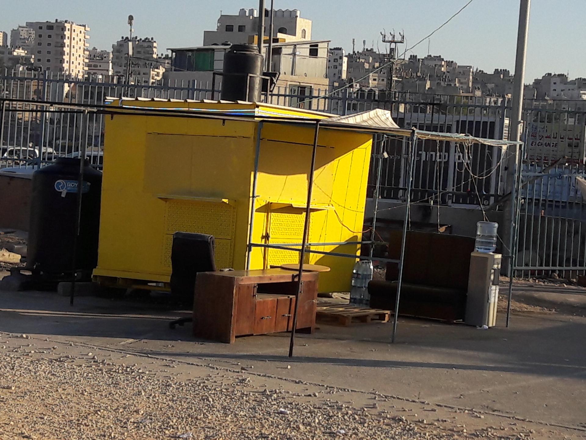 הבודקה הצהובה של הקיוסק בכניסה למתחם המחסום מכיוון קלנדיה