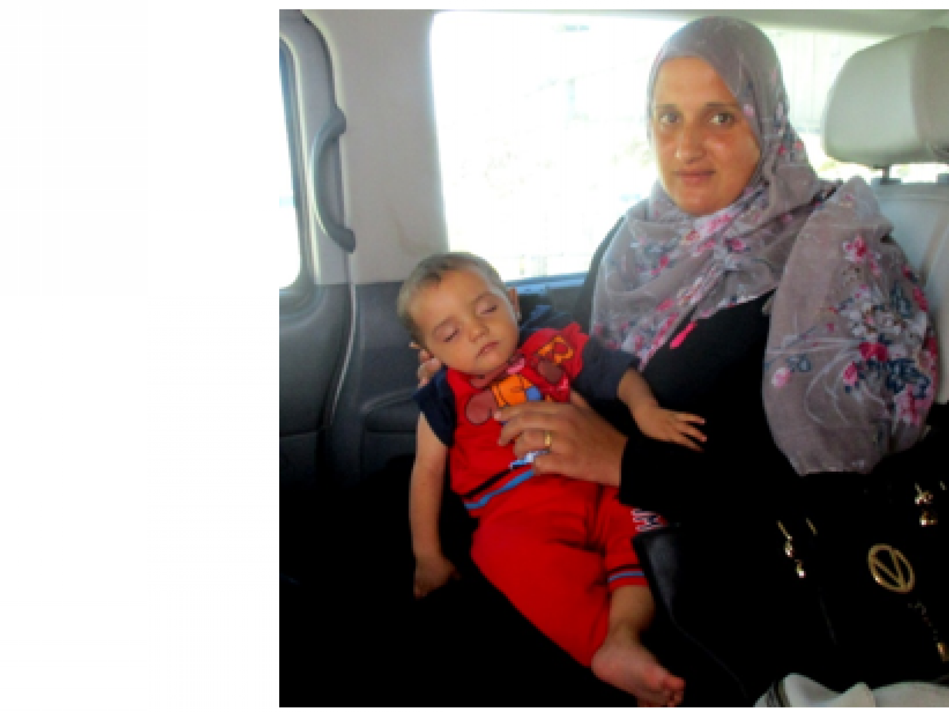 תינוק ואמו שוחררו מאשפוז בביה"ח מוקאסד, בדרך הביתה, לעזה