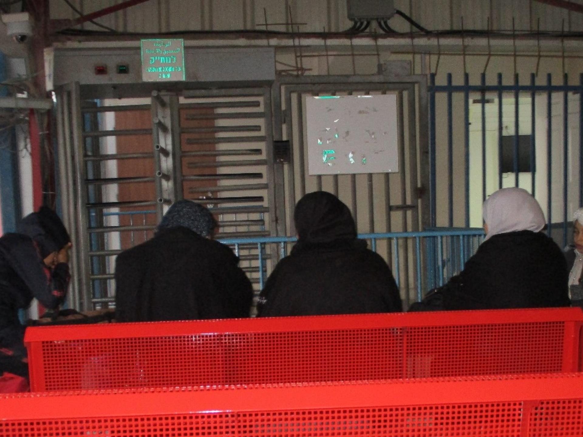 חולים מעזה מחכים מול משרדי המת"ק