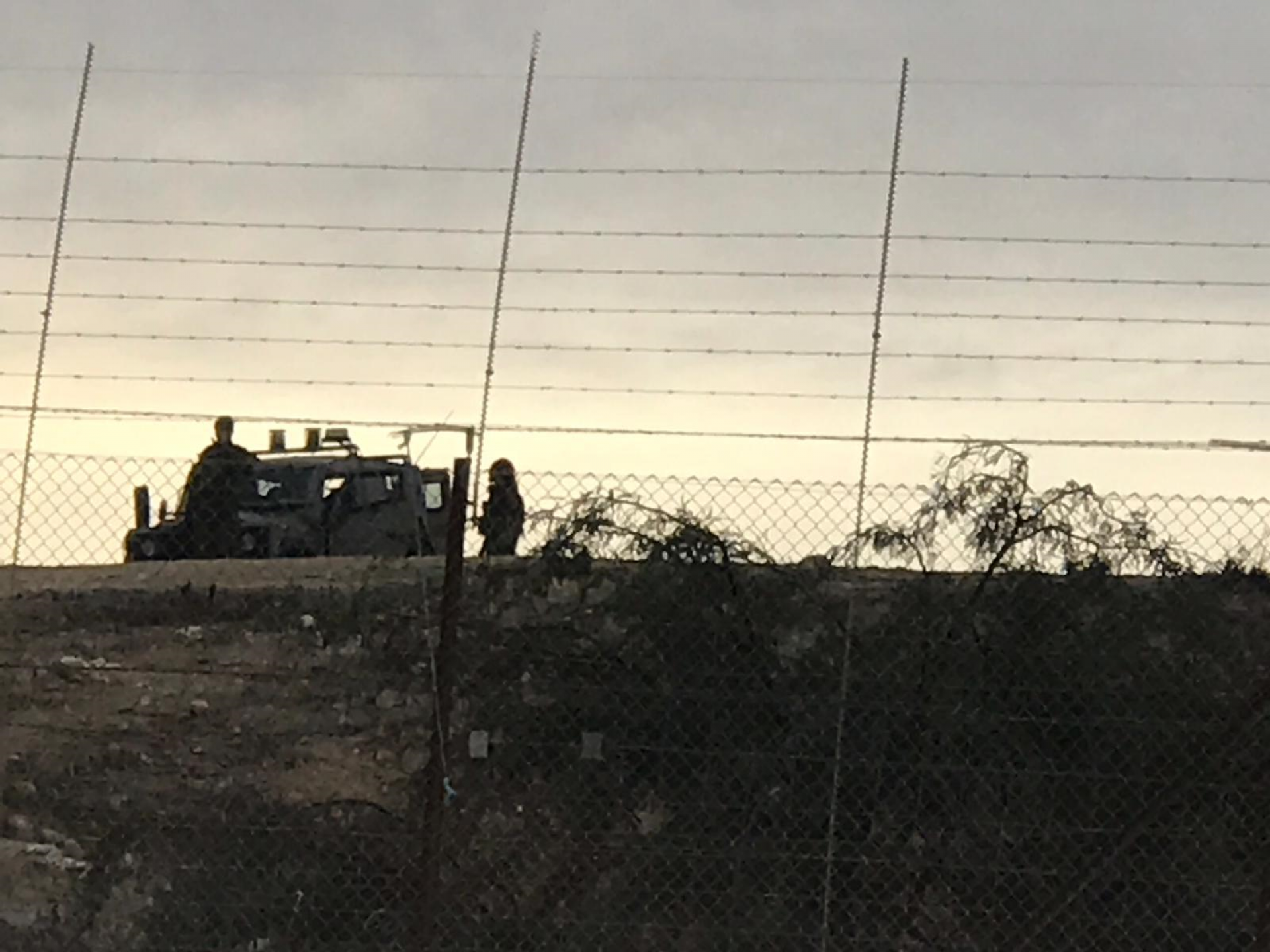 אחרי מעבר צומת שוקת נצפה ג'יפ צבאי ולידו צופים חיילים מאחורי הגדר בשטח A