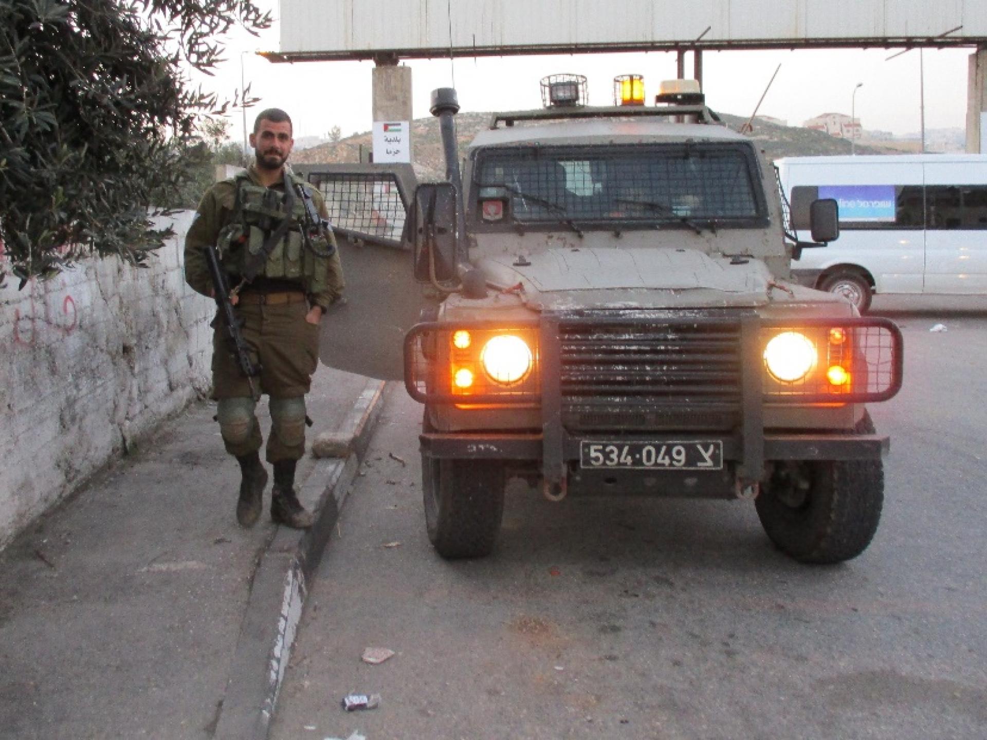  רכב צבאי חנה בפתח הכפר חיזמא.