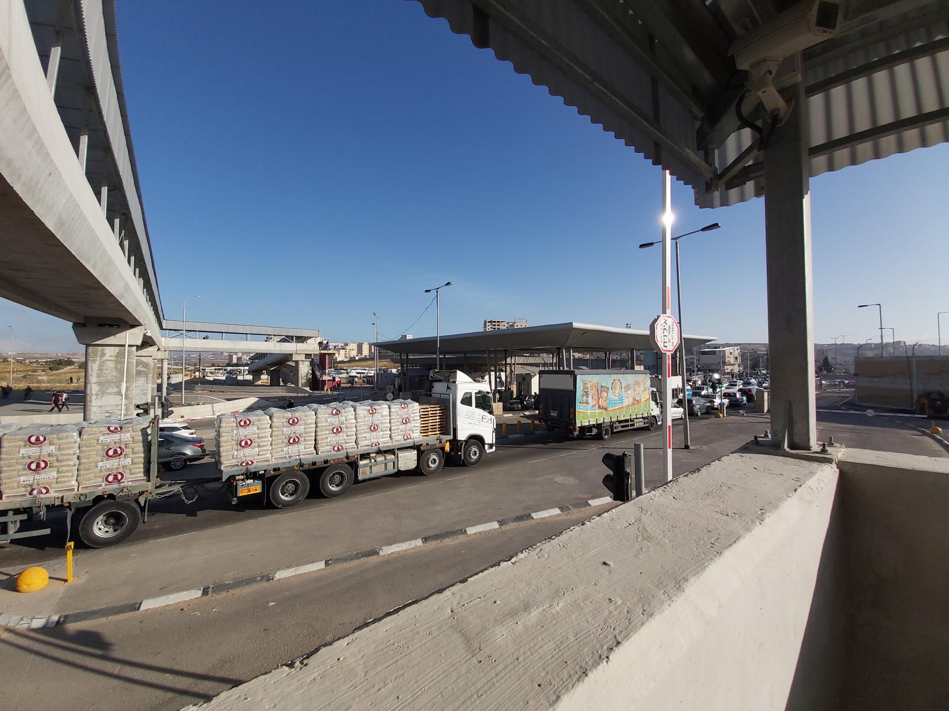 מבט מהגשר למשאיות הנוסעות מירושלים לקלנדיה