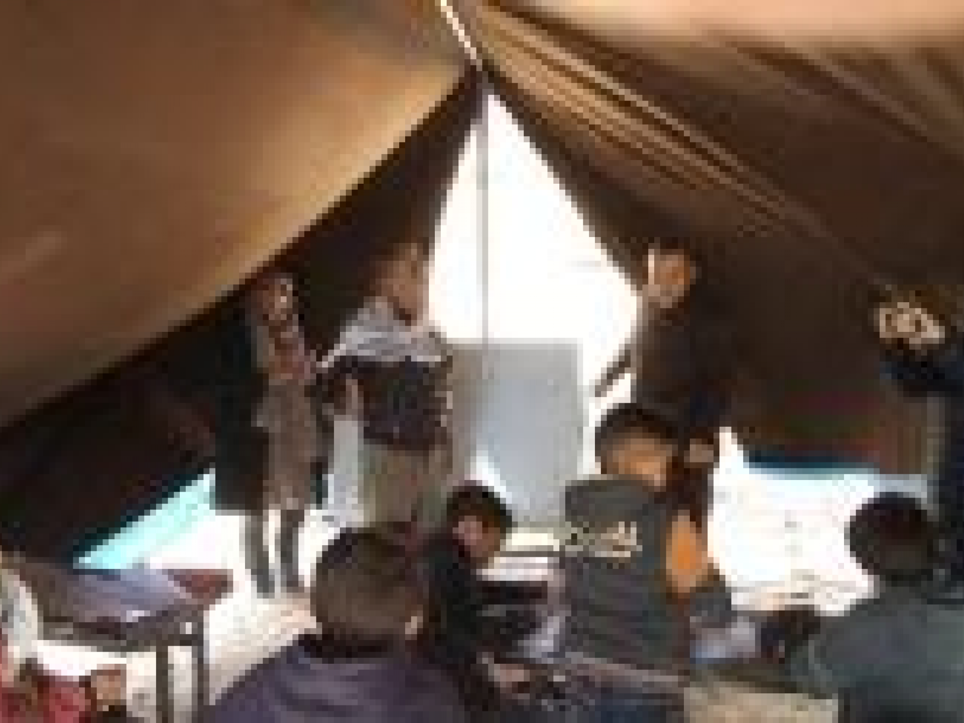 באוהל - הכיתה החלופית: תלמידים מורה לוח.