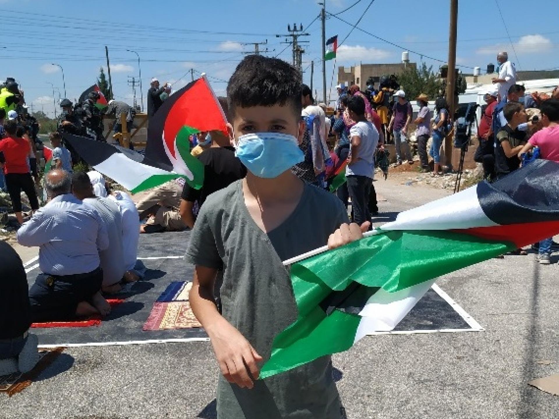 ילד בן 10  בהפגנה