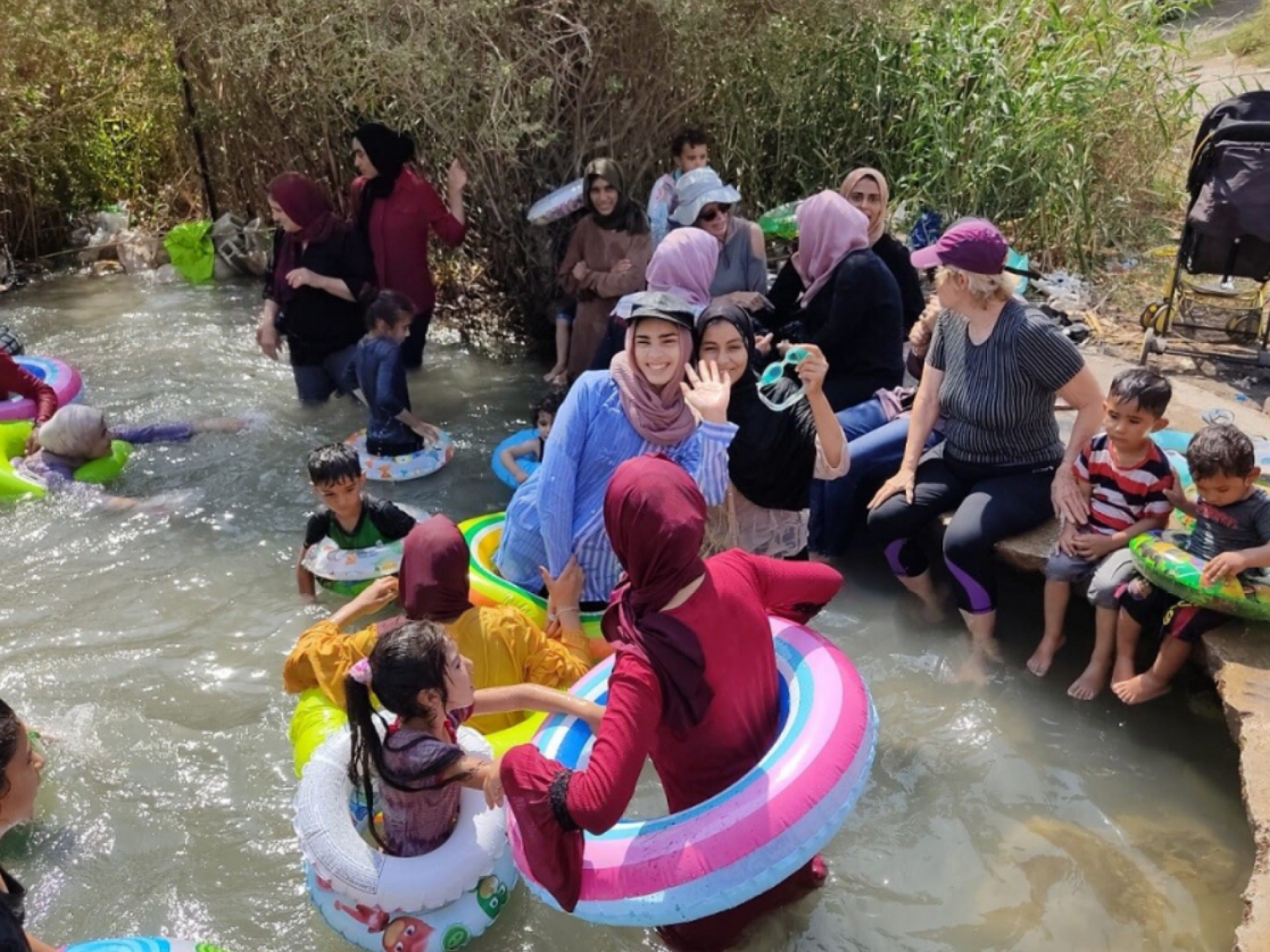 יום כיף במים לילדי הרועים בבקעת הירדן במעין עין סכות