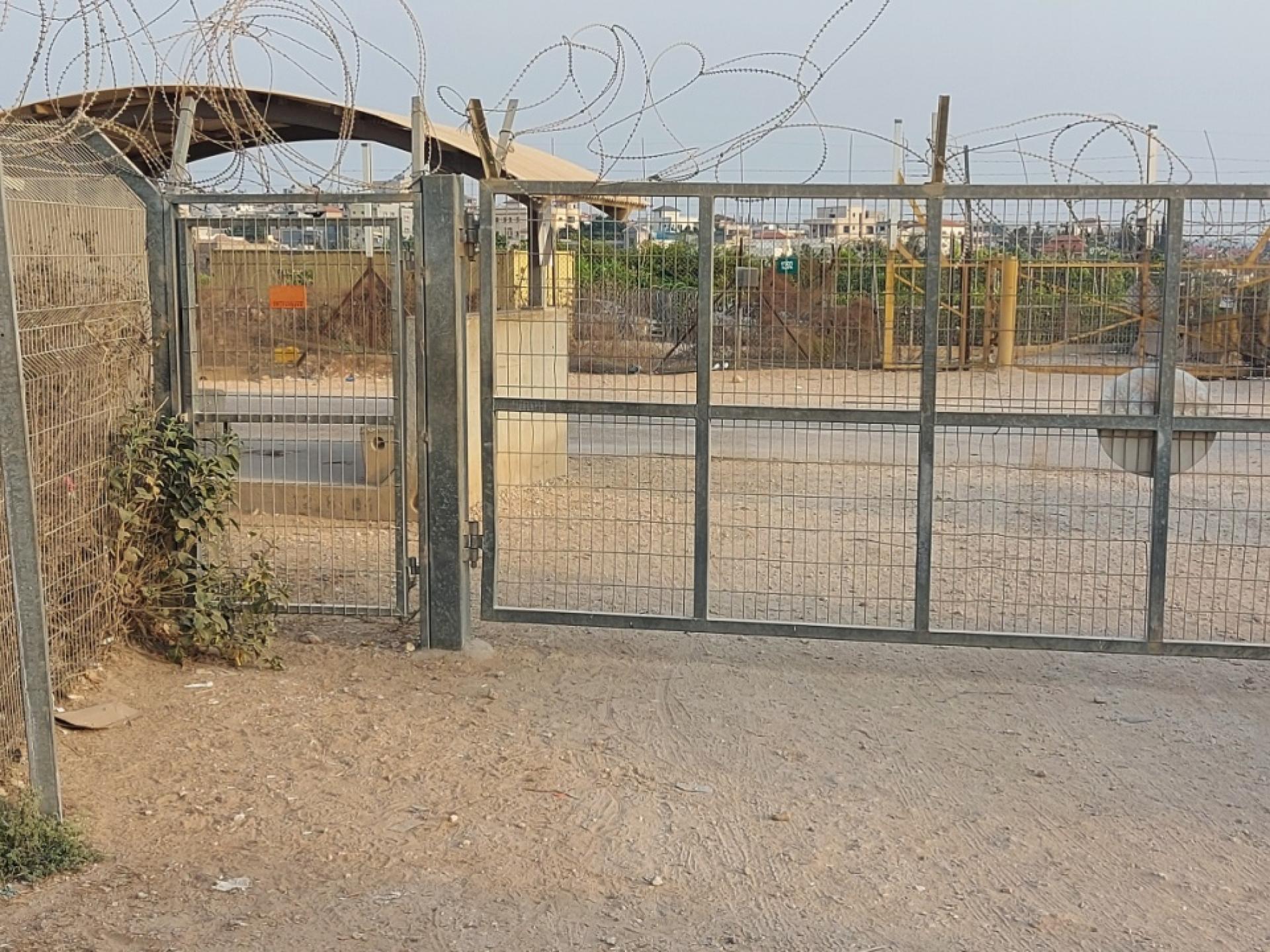 שער המחסום סגור