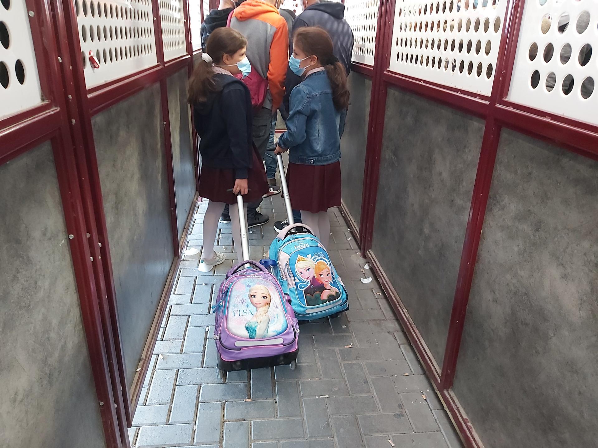 ילדות בדרך לבית הספר