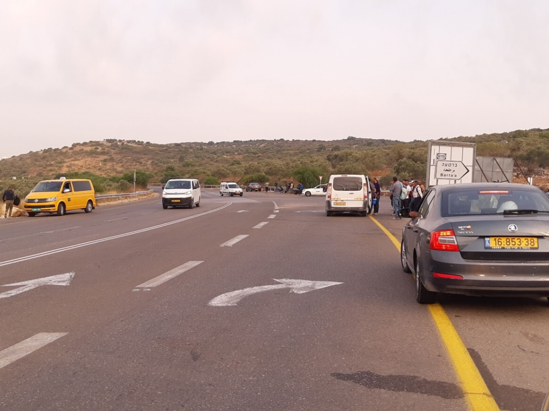 צומת ברטעה המזרחית: תחנת הסעה חופשית לישראל לבאים מהגדה דרך הגדר. אין צורך באישורים