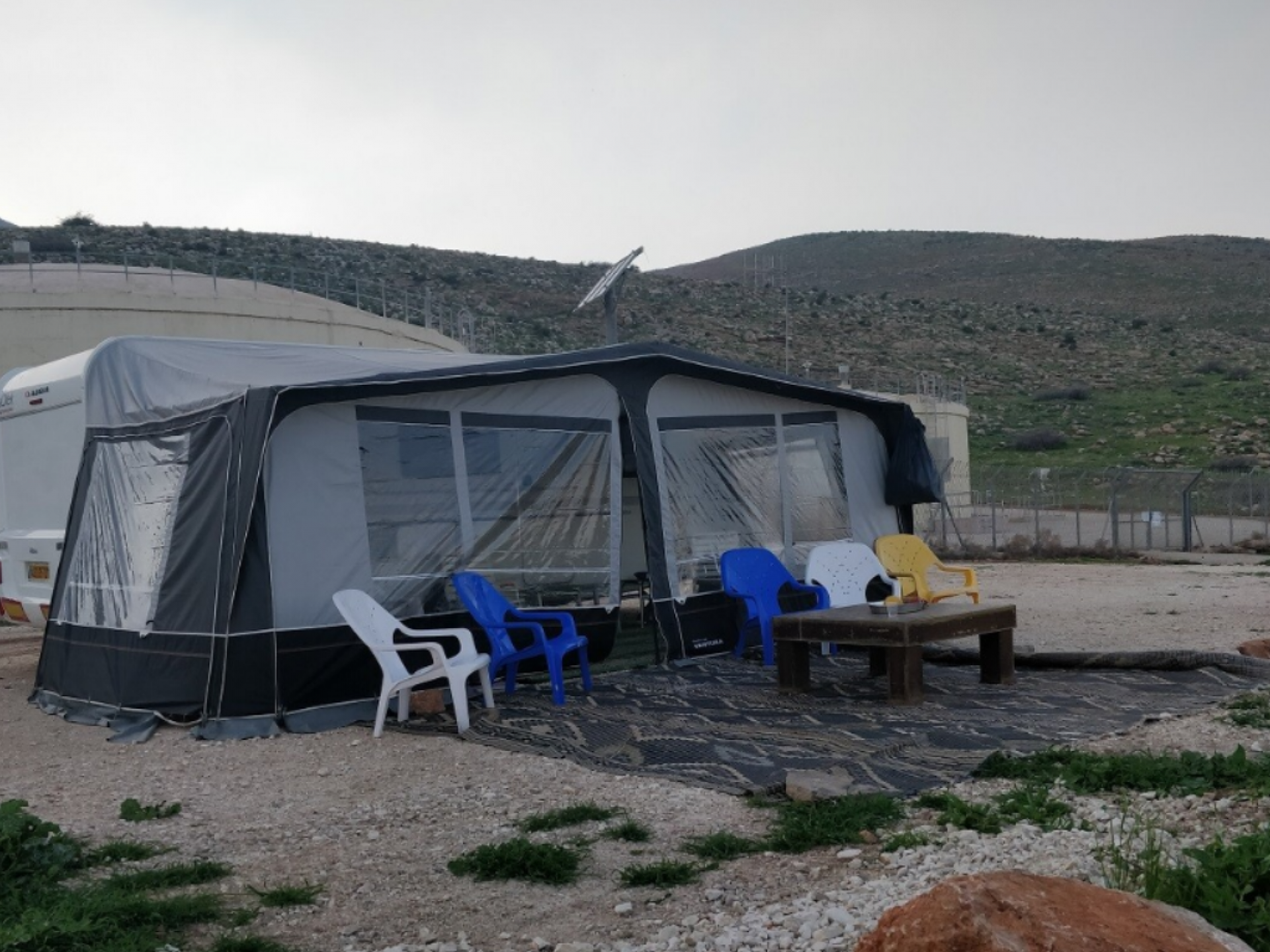 קרוון ואוהל גדול בשטח