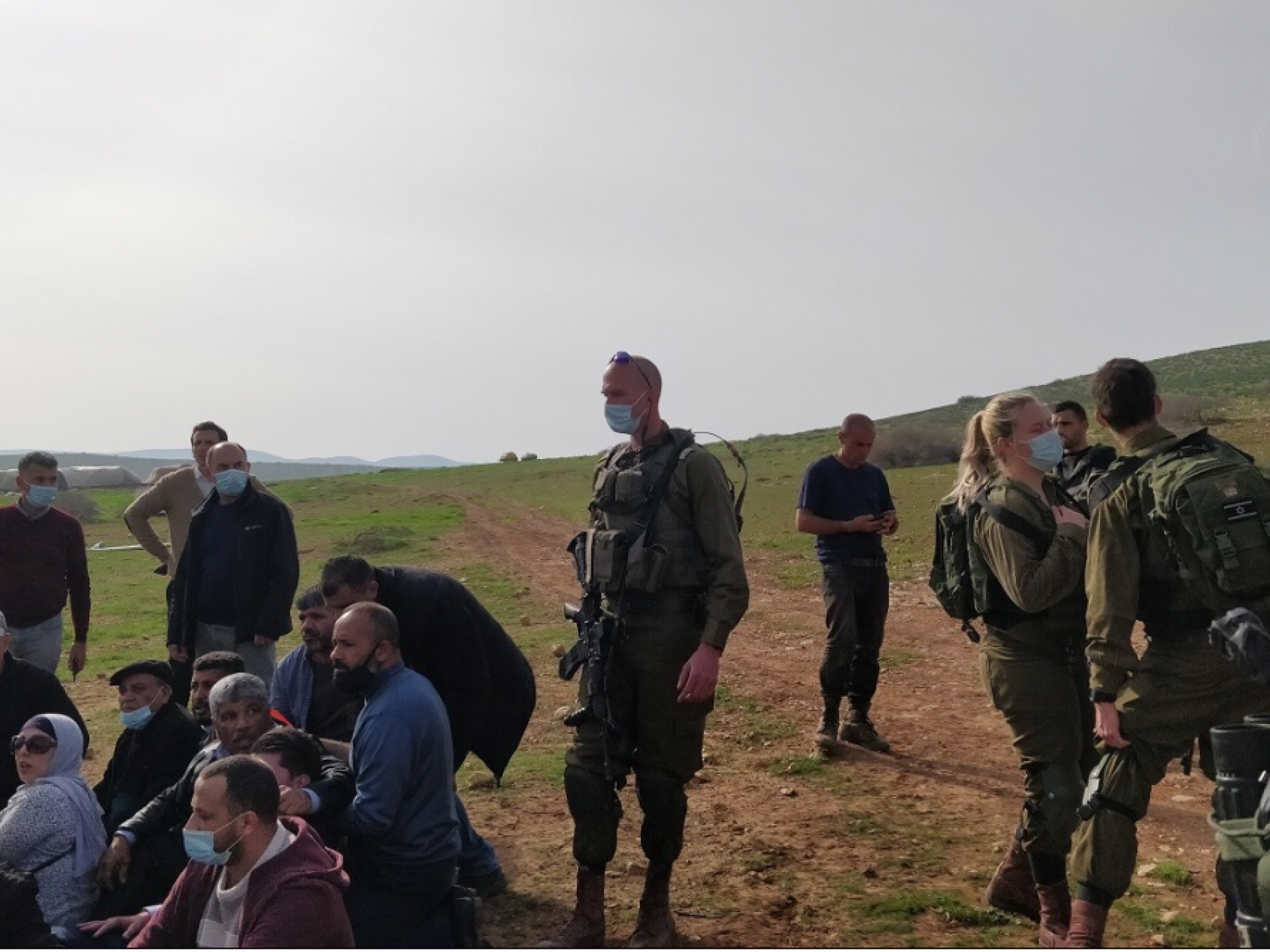פלסטינים יושבים על האדמה והצבא מנסה לסלק אותם