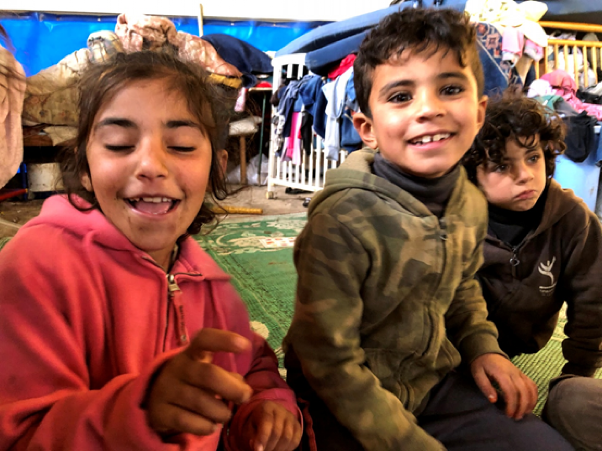 ילדים משחקים בתוך אוהל המגרים