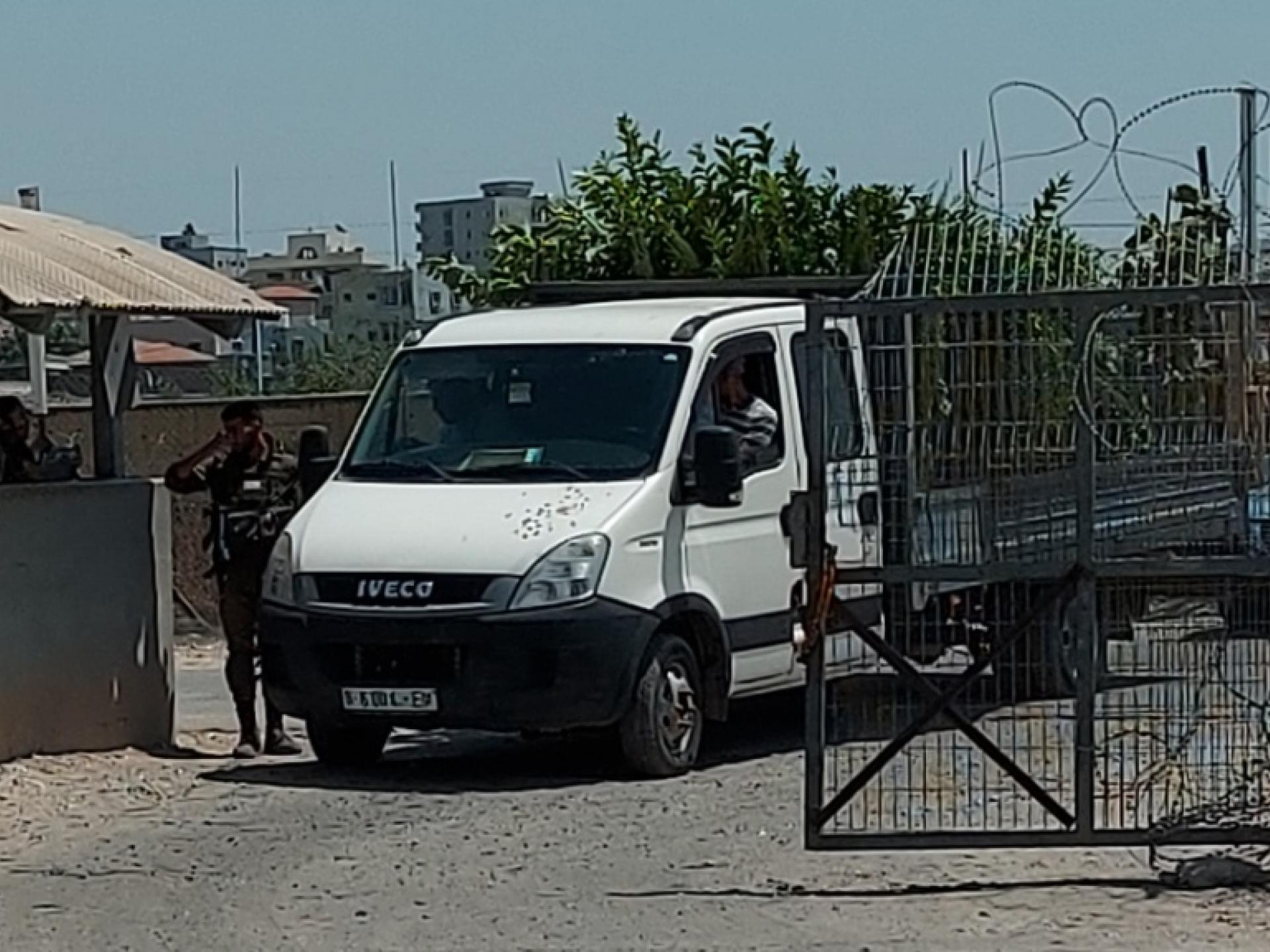 משאית עוברת במחסום חבלה