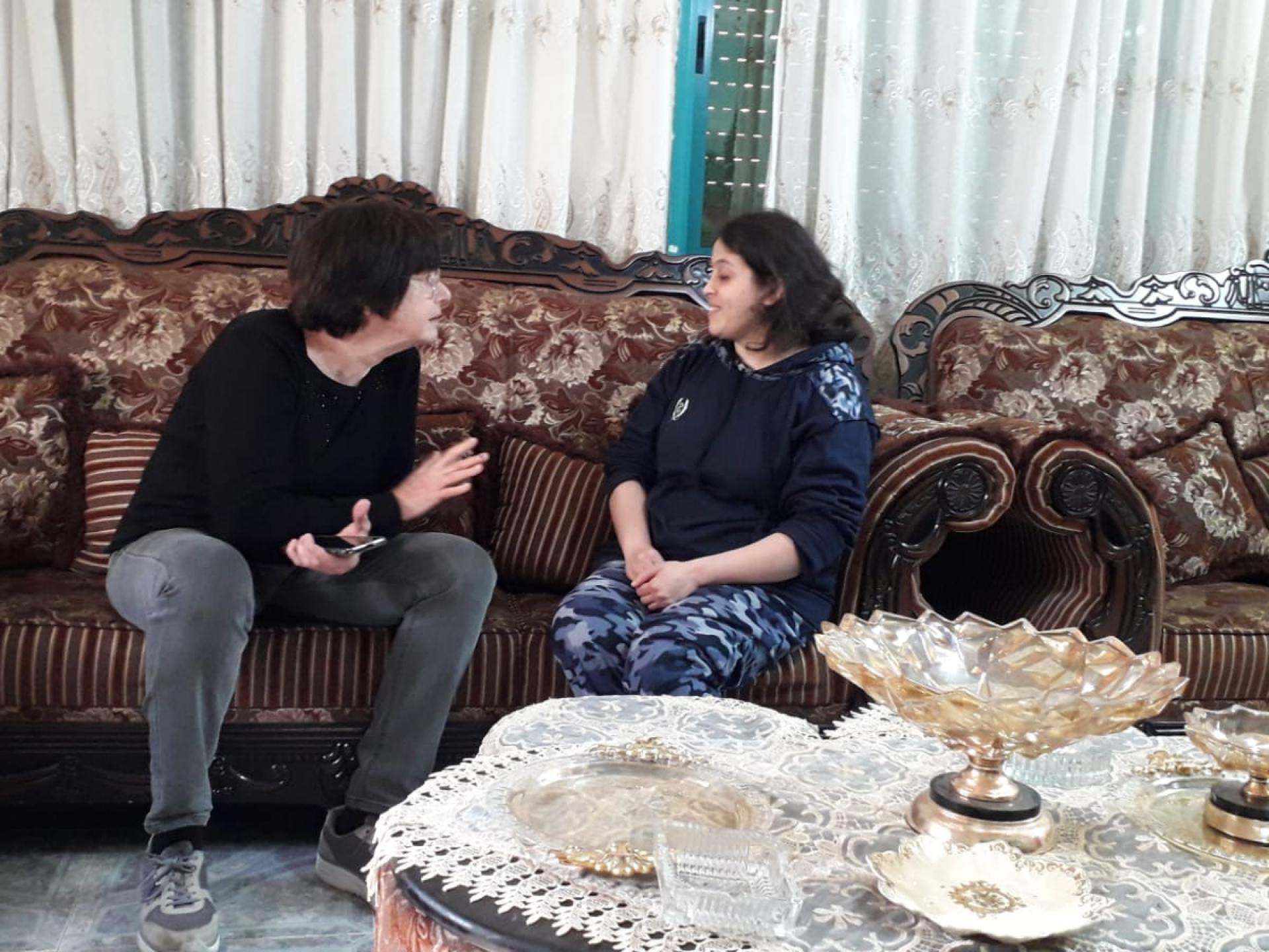 חברון - אילנה המרמן בשיחה עם בתו של אבו ענאן