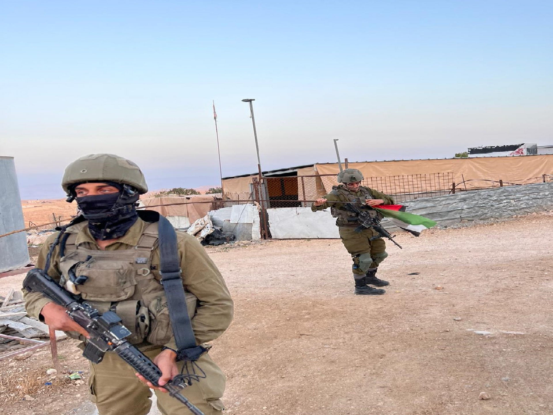 אום אל ח'יר - חיילים מורידים את דגל פלסטין