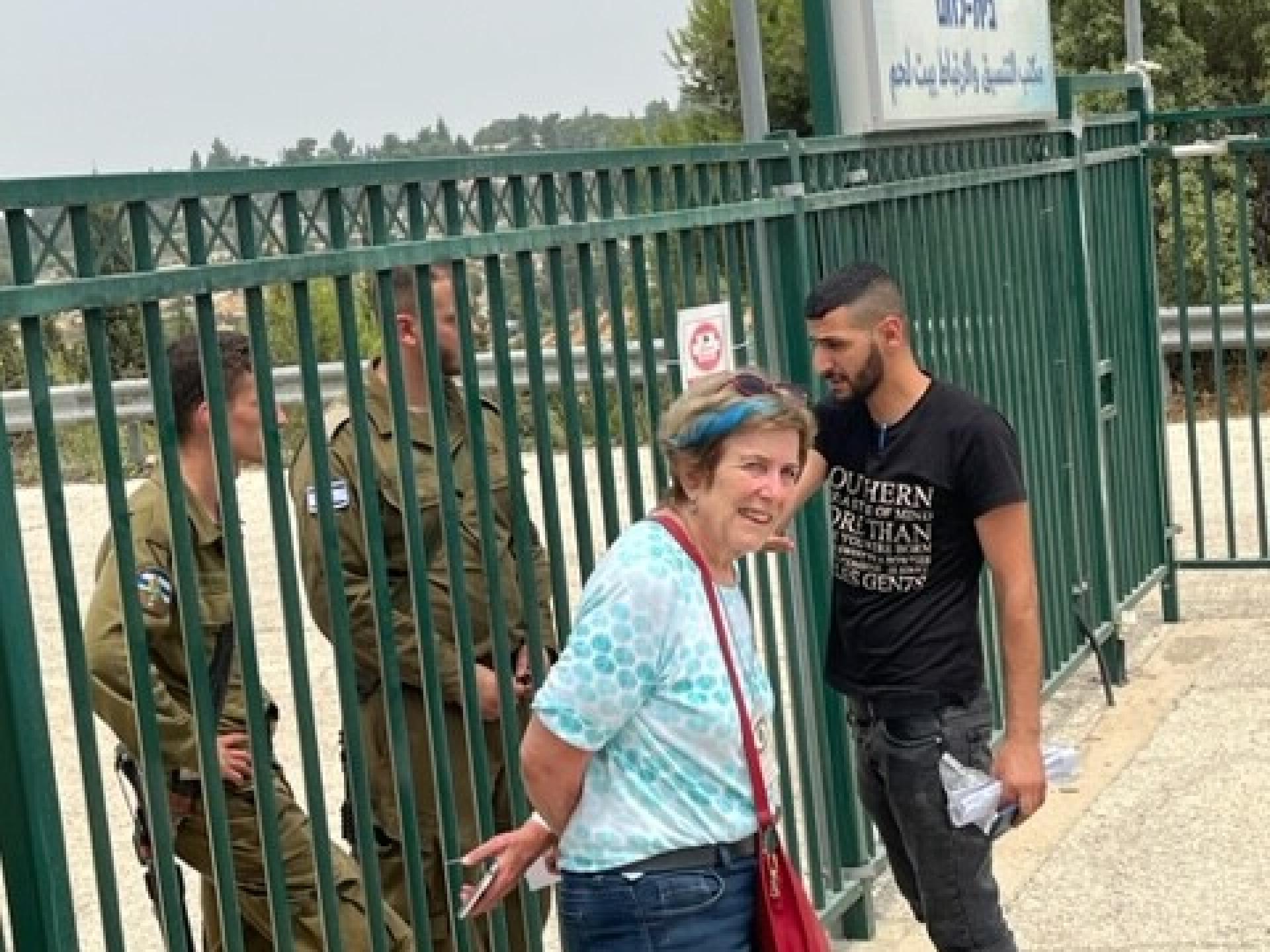 Etzion DCL - Shlomit and the two soldiers who came out to the fence