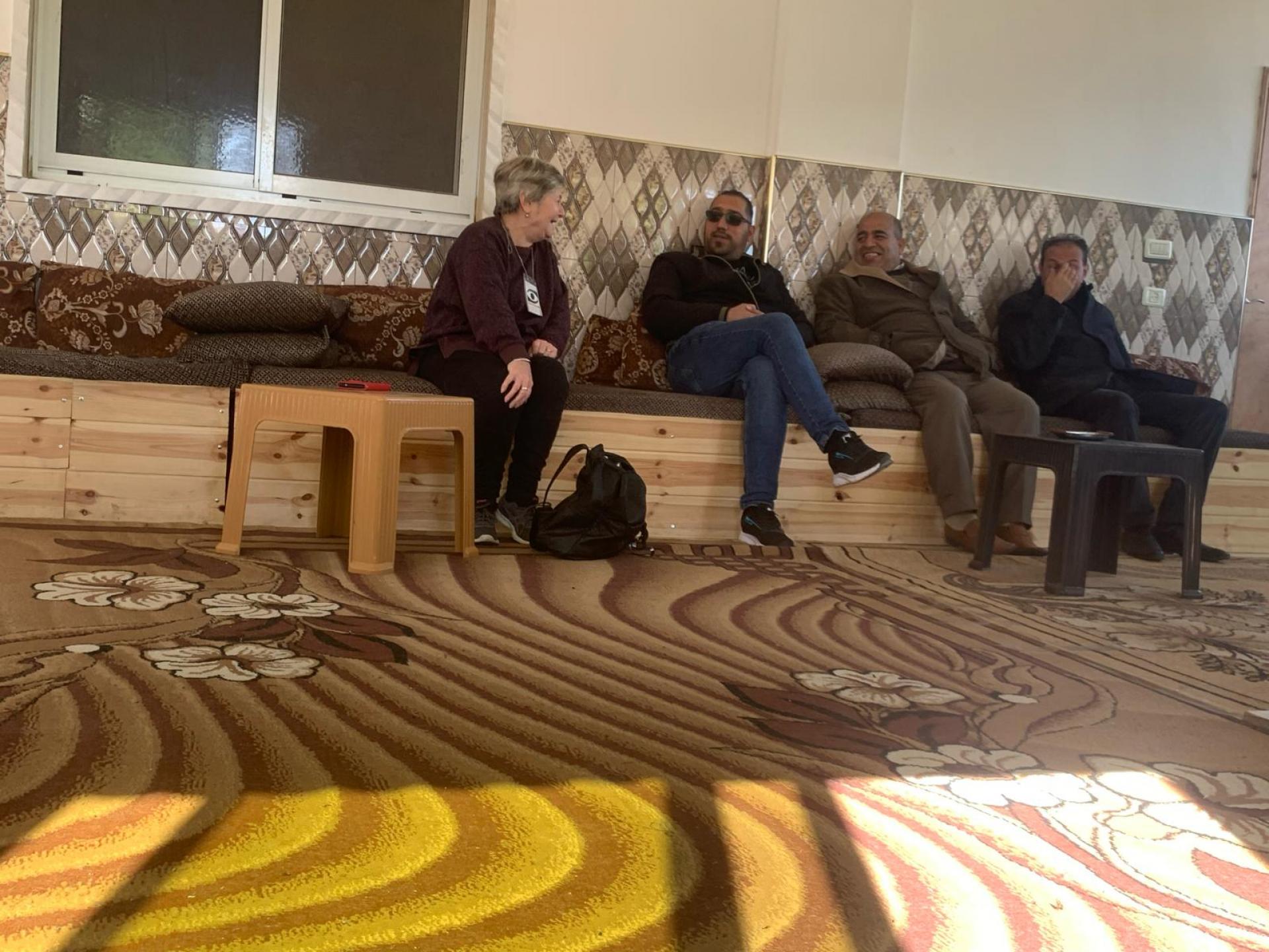 א-תוואני - בשיג של משפחת עדרה עם המפקחים ממשרד החינוך הפלסטיני מיטא