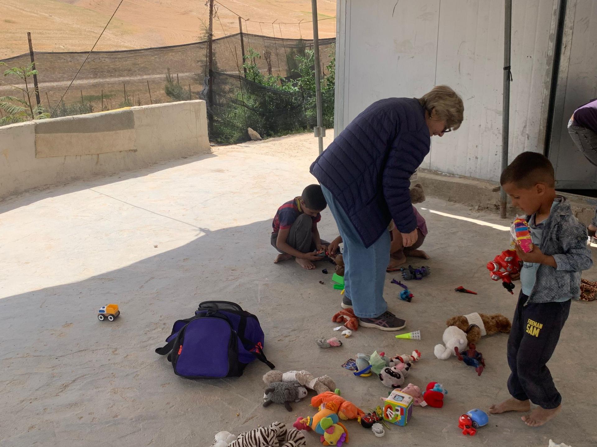 אום גוסא - סמדר עם ילדי נאג'ח  בודקים את הצעצועים שהבאנו