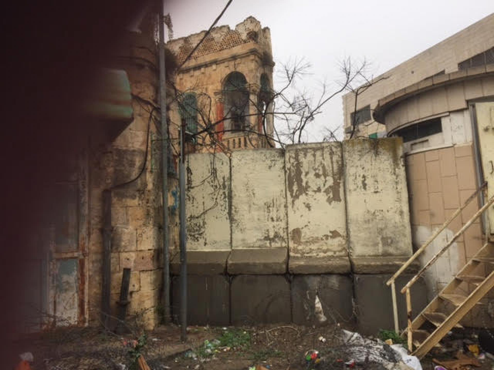 The wall that separates the yeshiva from the Casbah can be seen, and you can see how the yeshiva students or the soldiers enter Area H1 whenever they feel like it