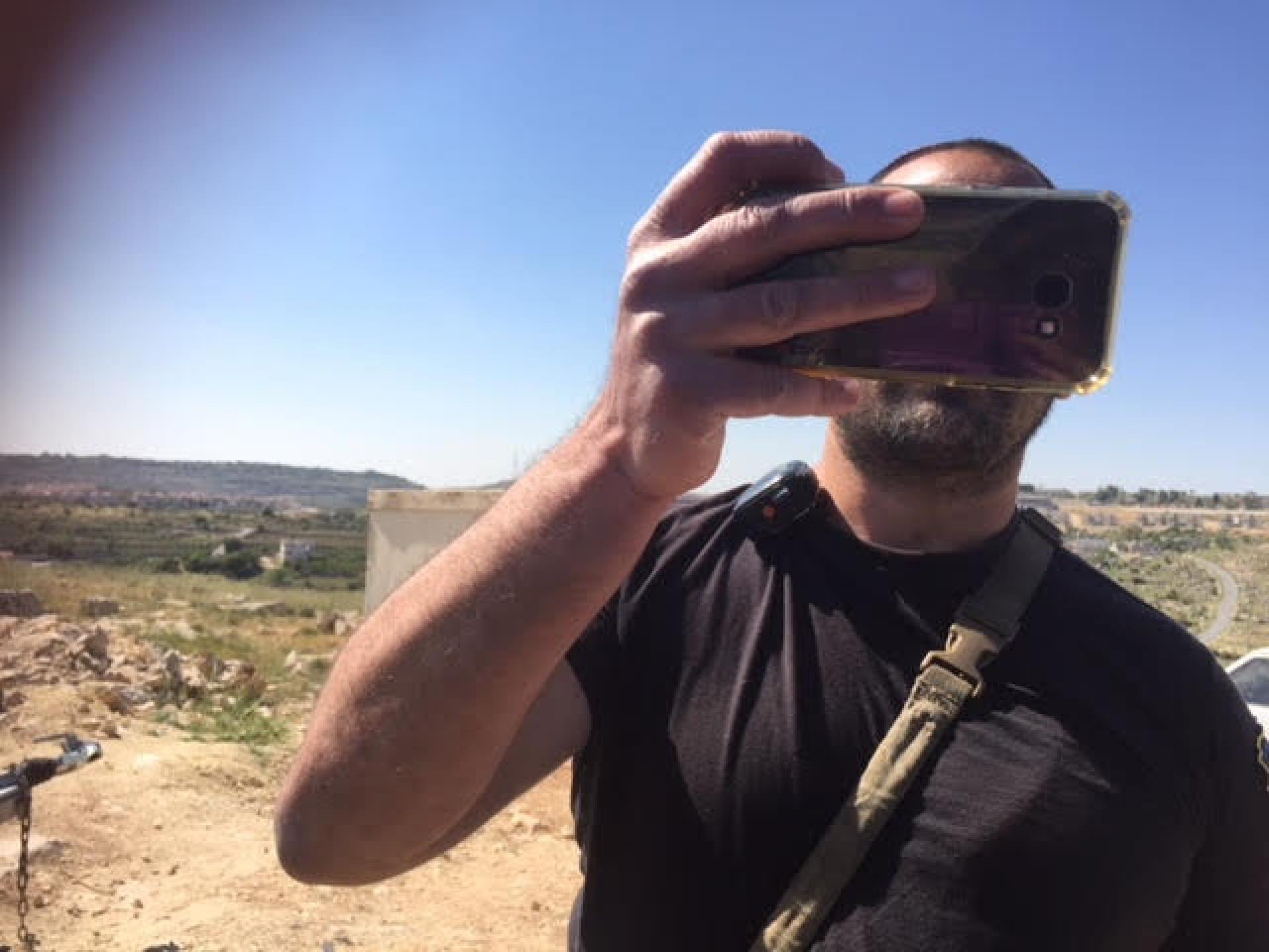 We ran into Moshe, Kiryat Arba’s security official. He officiated and took photos, we photographed right back